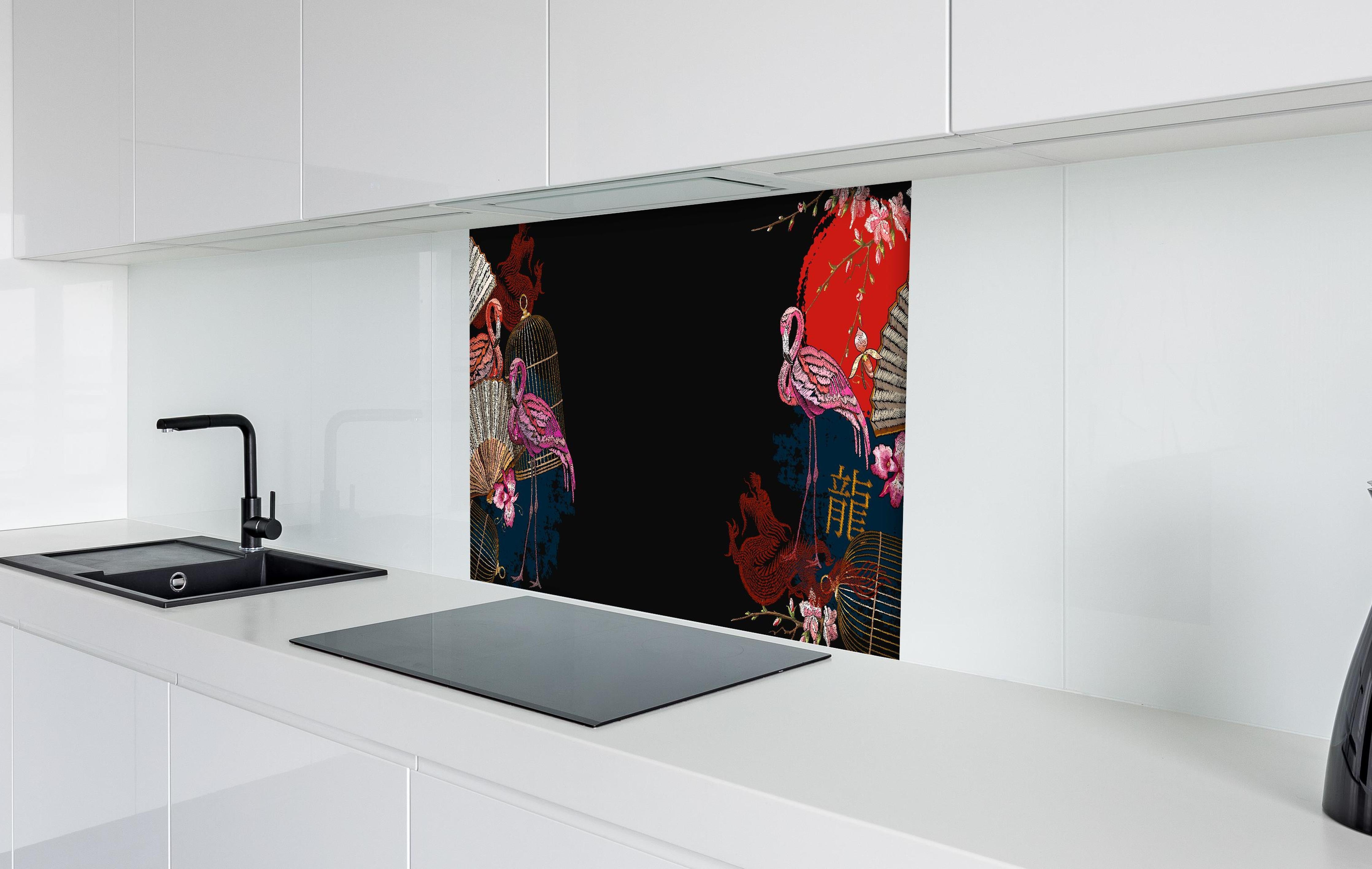 Spritzschutz - Drachen & Flamigos - Stickmuster hinter einem Cerankochfeld zwischen Holz-Kochutensilien