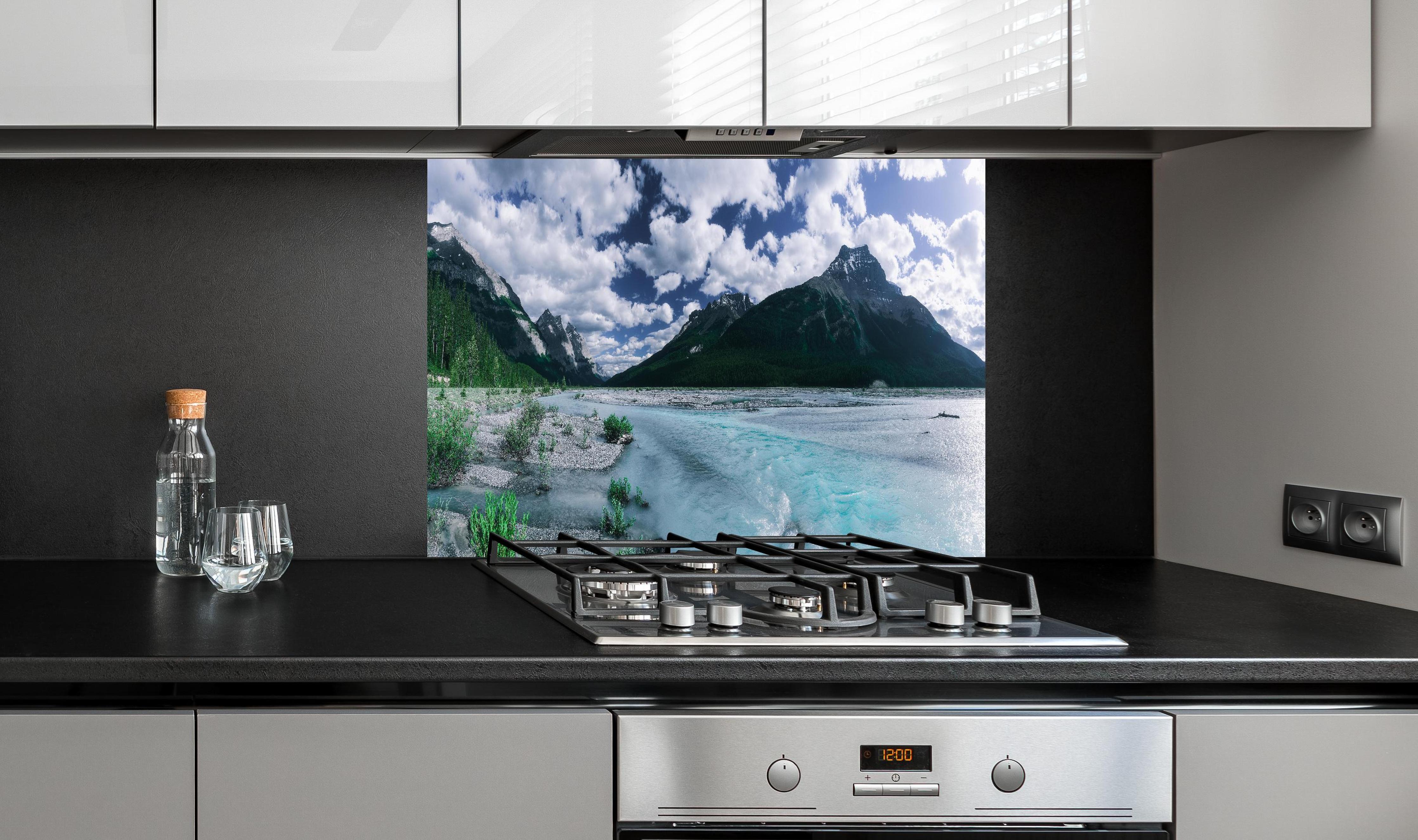 Spritzschutz - Dramatische Landschaft entlang des Icefields Parkway hinter einem Cerankochfeld zwischen Holz-Kochutensilien