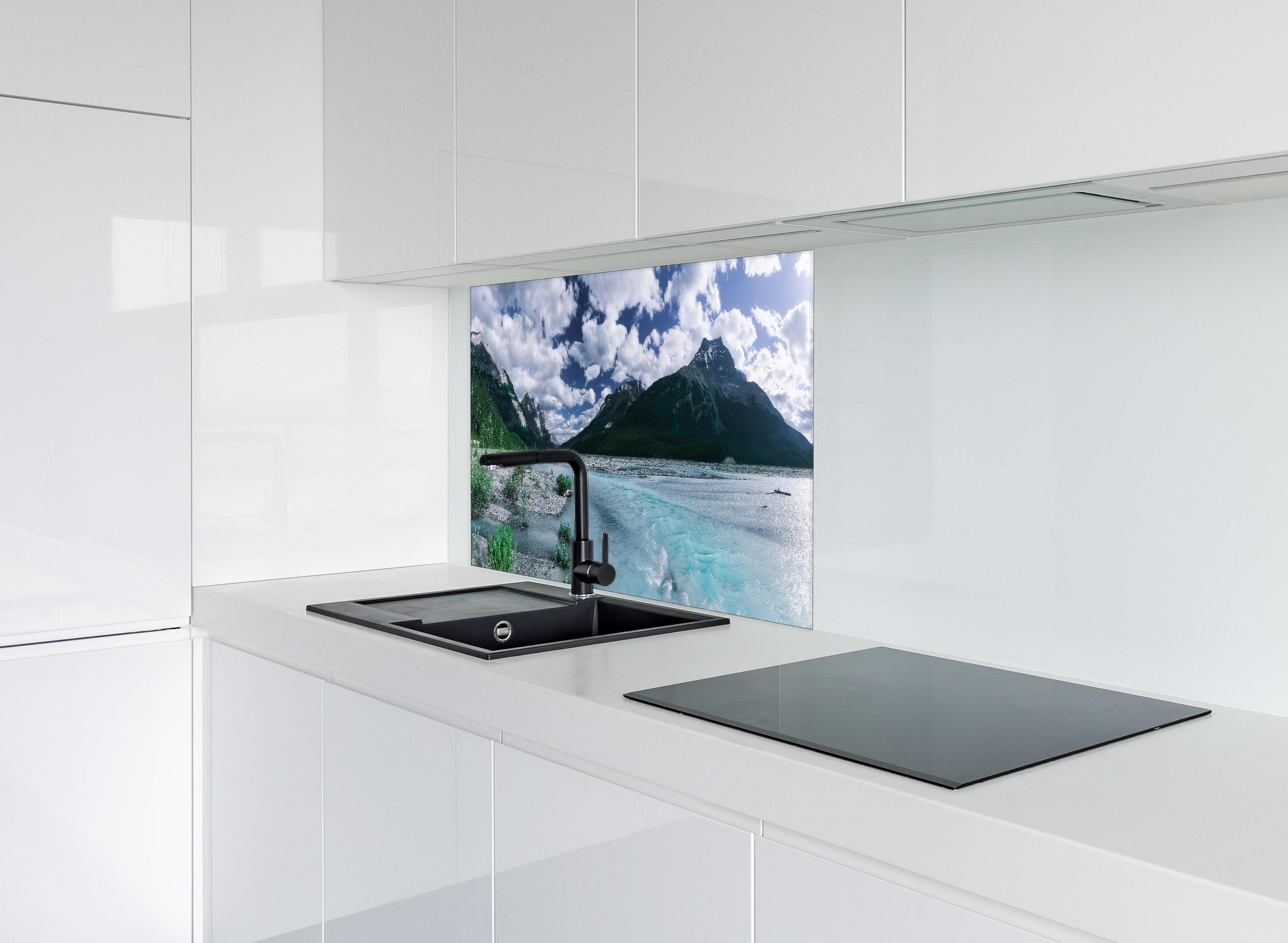 Spritzschutz - Dramatische Landschaft entlang des Icefields Parkway hinter einem Cerankochfeld zwischen Holz-Kochutensilien