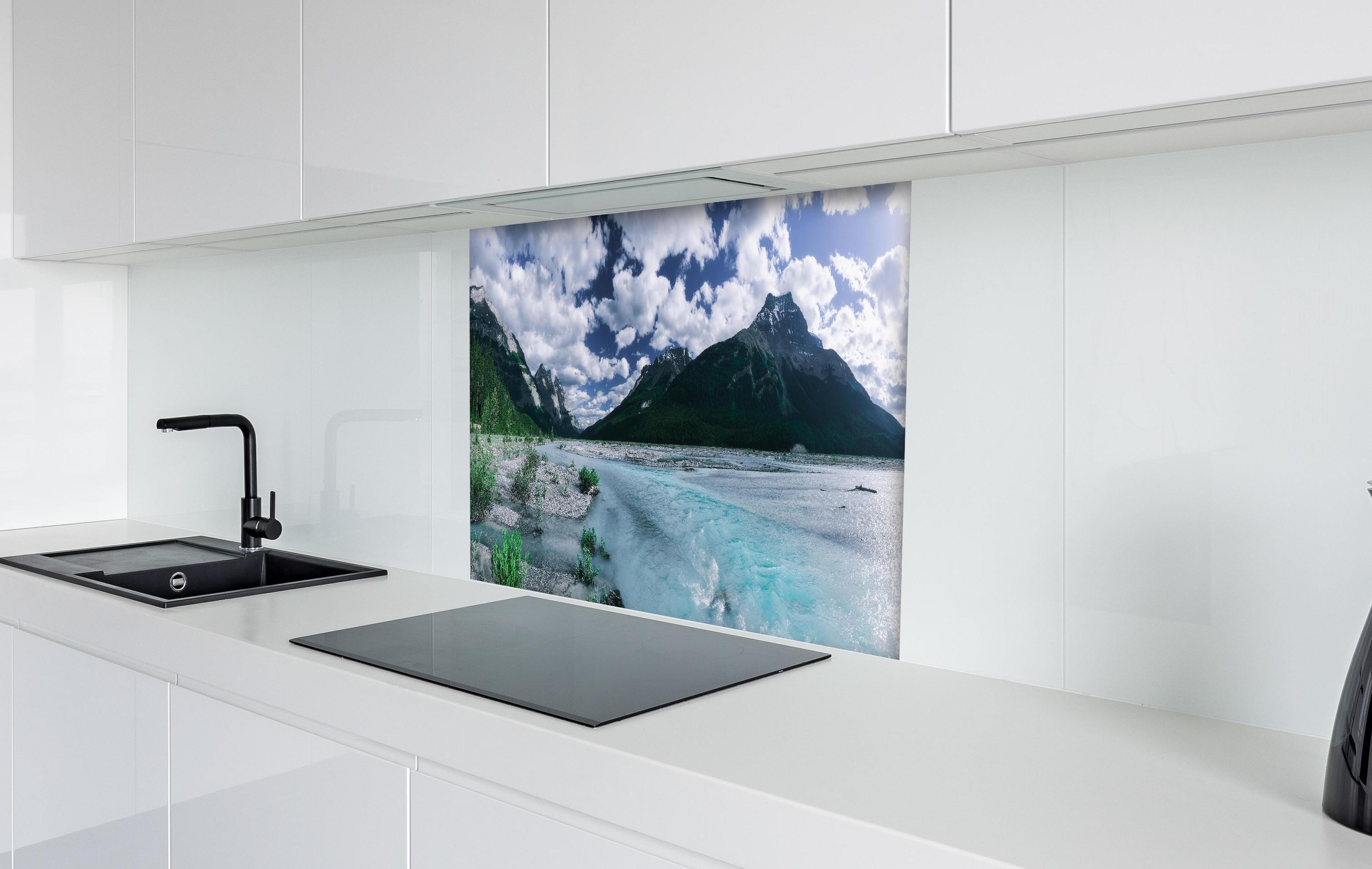 Spritzschutz - Dramatische Landschaft entlang des Icefields Parkway hinter einem Cerankochfeld zwischen Holz-Kochutensilien