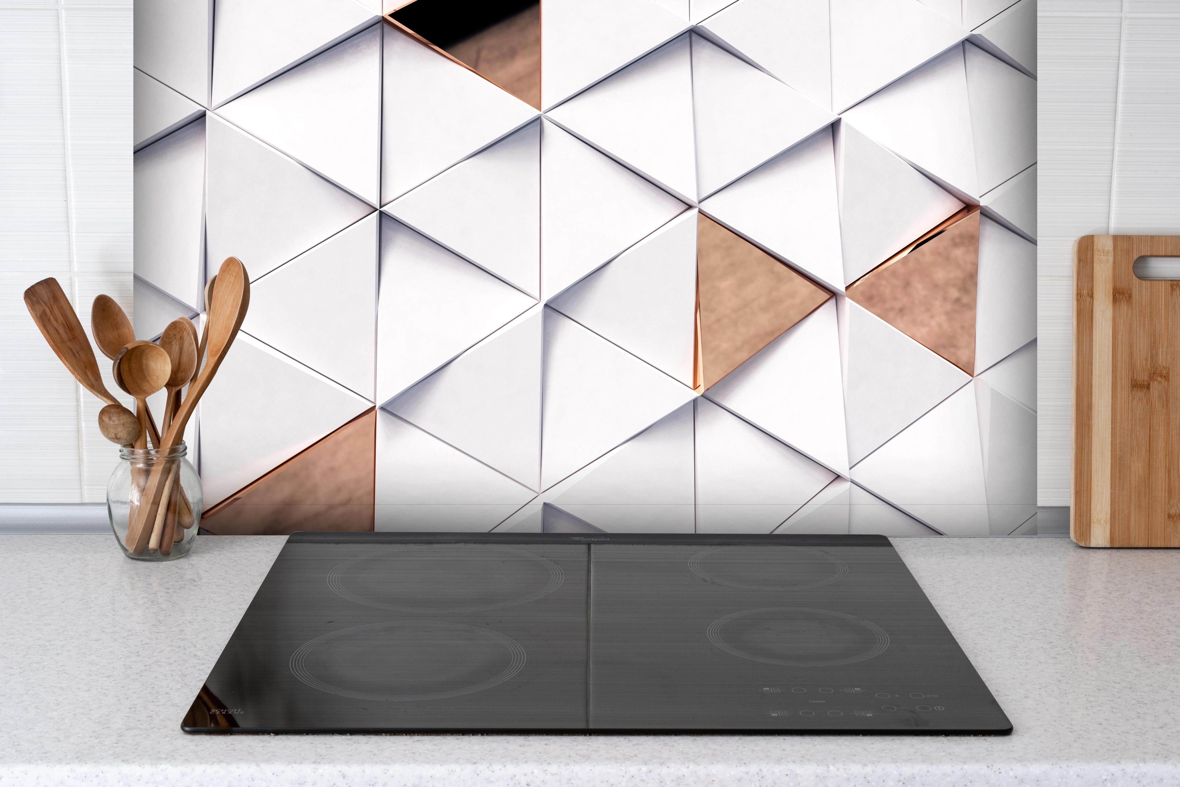 Spritzschutz - Dreieckiger Luxus Hintergrund hinter einem Cerankochfeld zwischen Holz-Kochutensilien