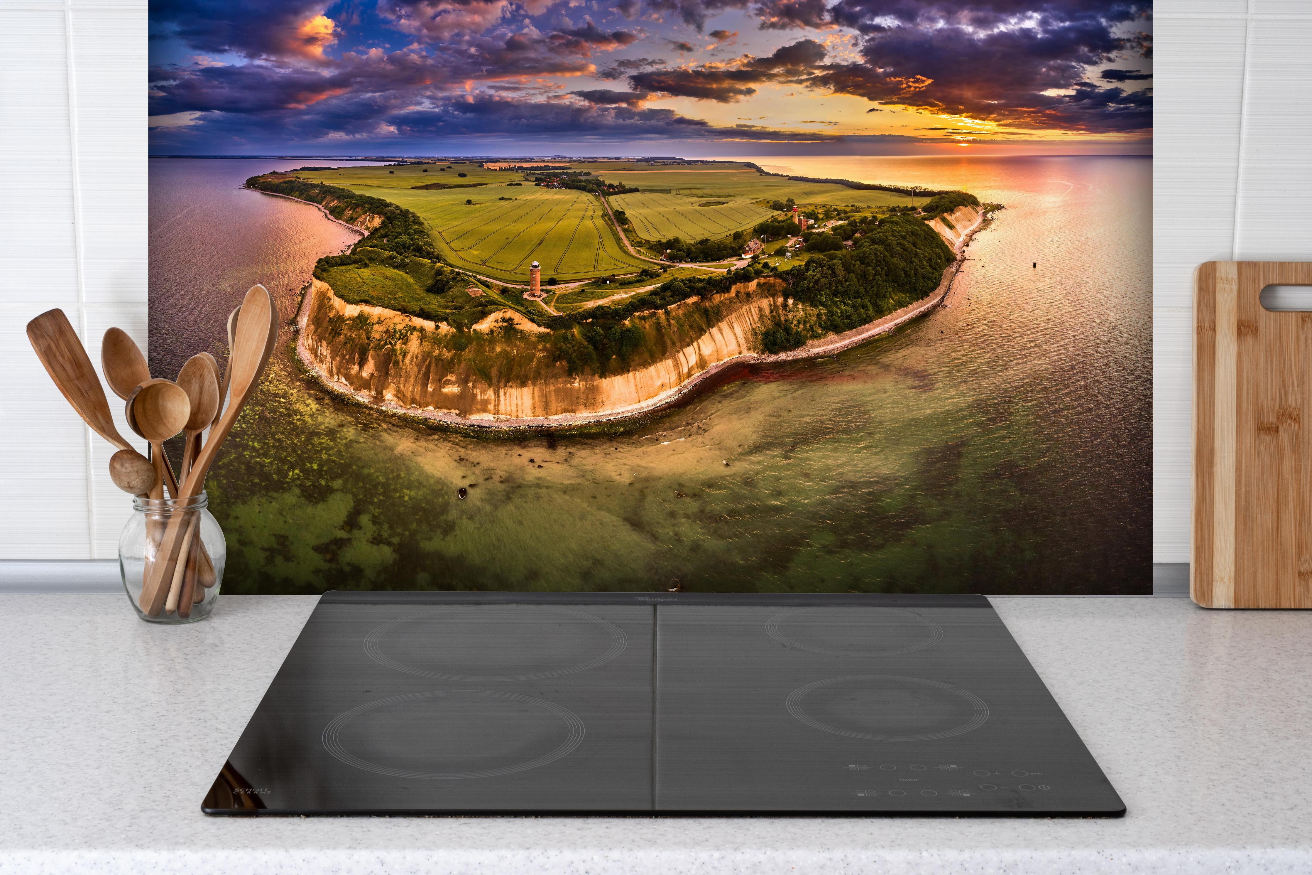 Spritzschutz - Drohnenansicht vom Kap Arkona hinter einem Cerankochfeld zwischen Holz-Kochutensilien