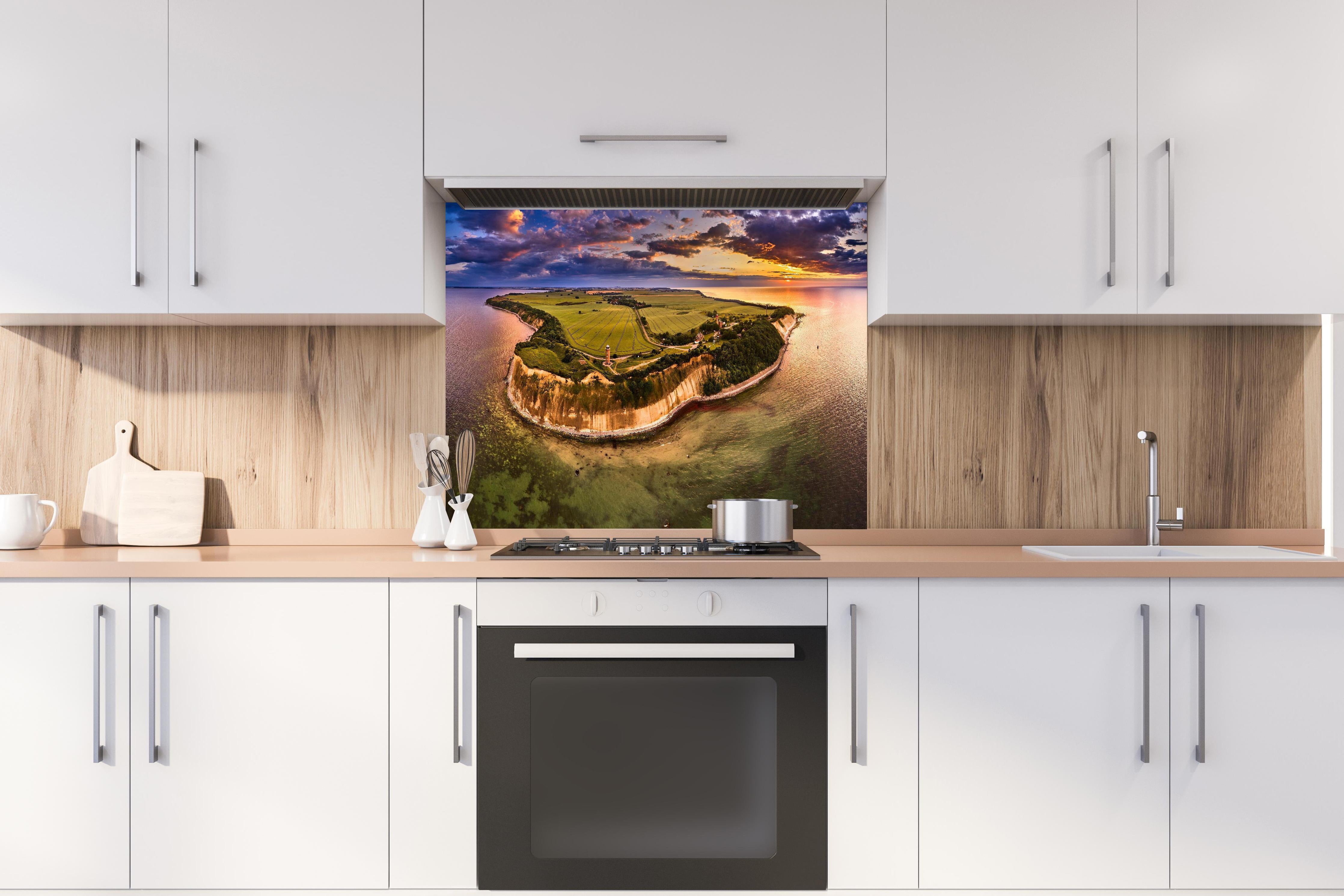 Spritzschutz - Drohnenansicht vom Kap Arkona hinter einem Cerankochfeld zwischen Holz-Kochutensilien