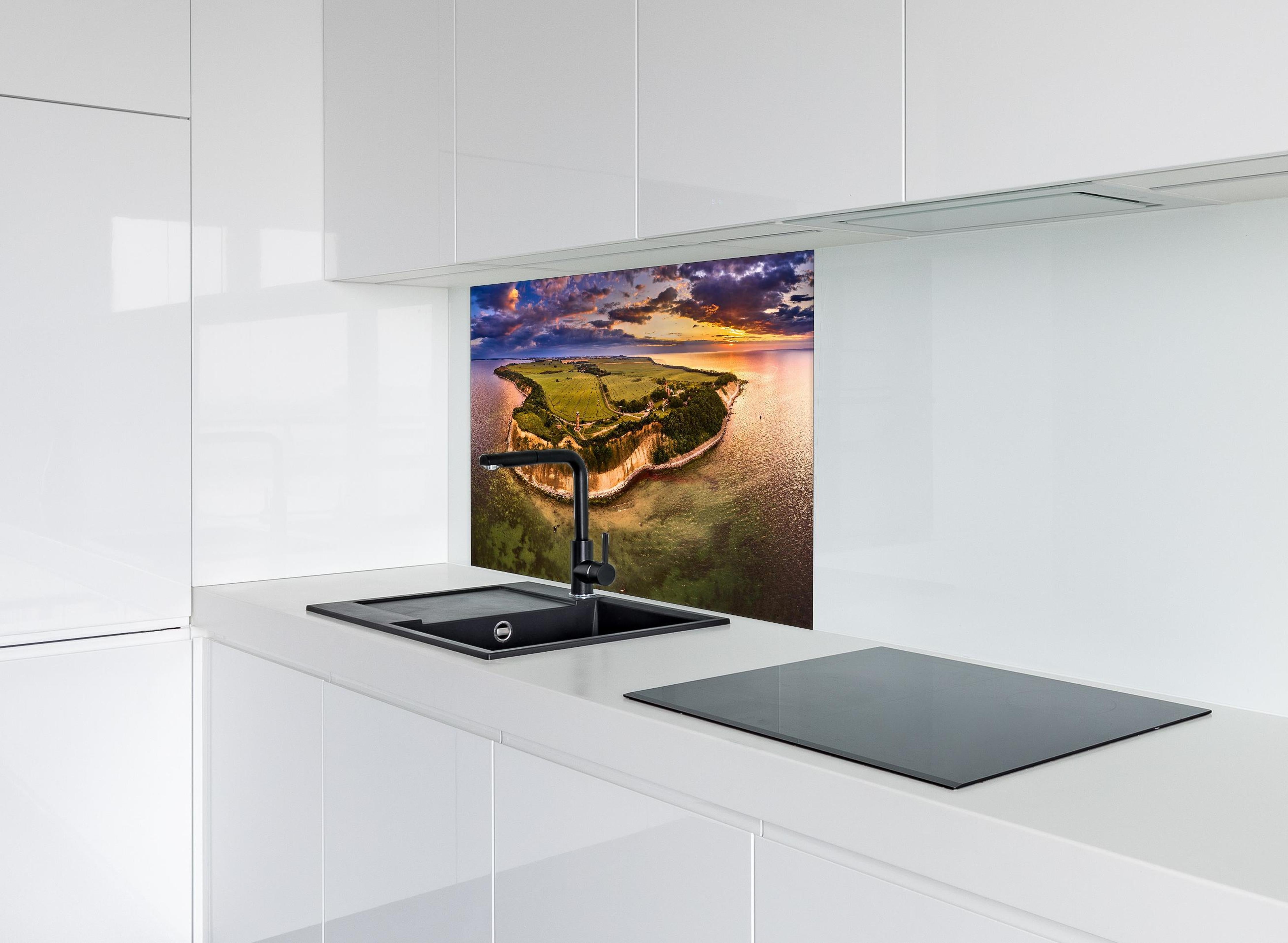 Spritzschutz - Drohnenansicht vom Kap Arkona hinter einem Cerankochfeld zwischen Holz-Kochutensilien