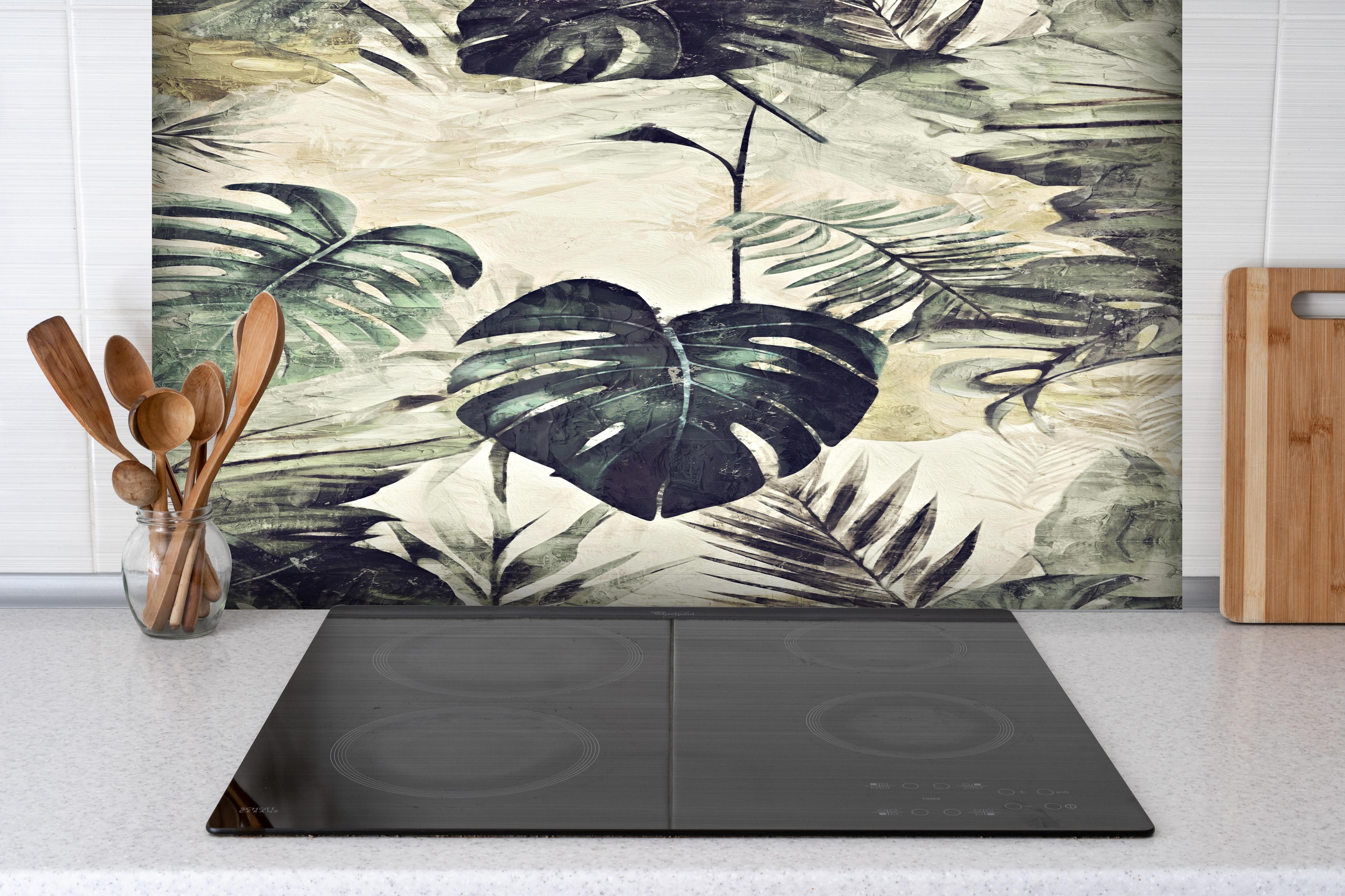 Spritzschutz - Dschungel Abstrakt Kunstwerk Grün 50x70 hinter einem Cerankochfeld zwischen Holz-Kochutensilien