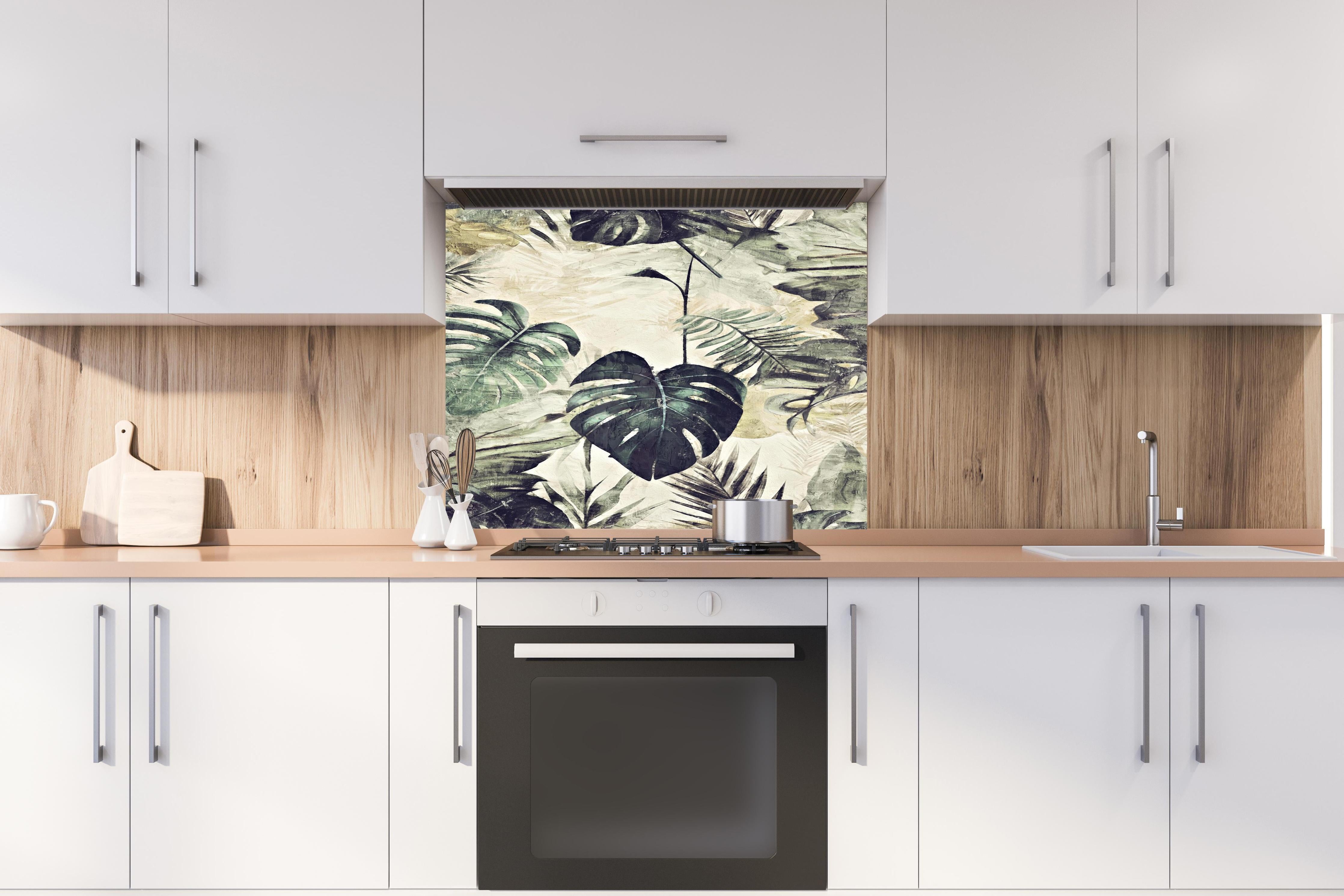 Spritzschutz - Dschungel Abstrakt Kunstwerk Grün 50x70 hinter einem Cerankochfeld zwischen Holz-Kochutensilien