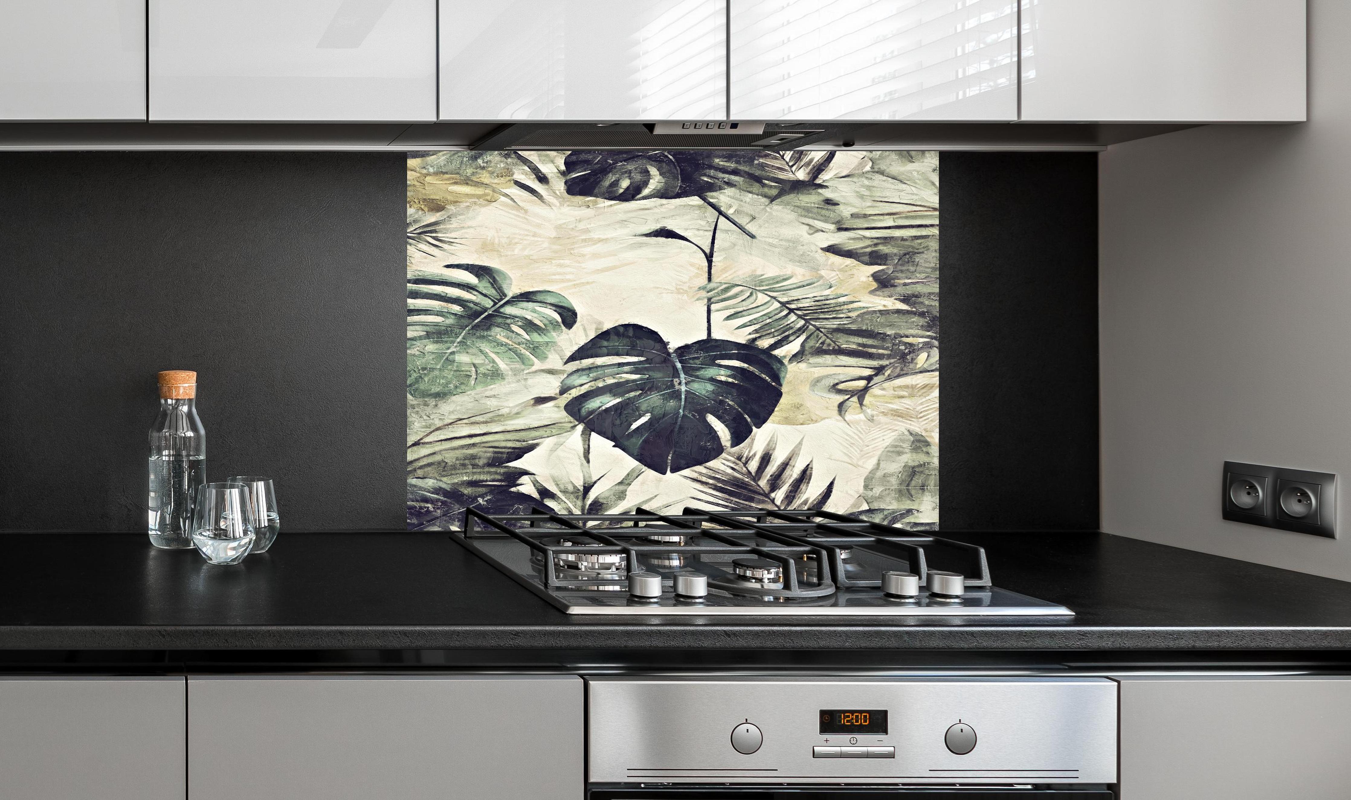 Spritzschutz - Dschungel Abstrakt Kunstwerk Grün 50x70 hinter einem Cerankochfeld zwischen Holz-Kochutensilien