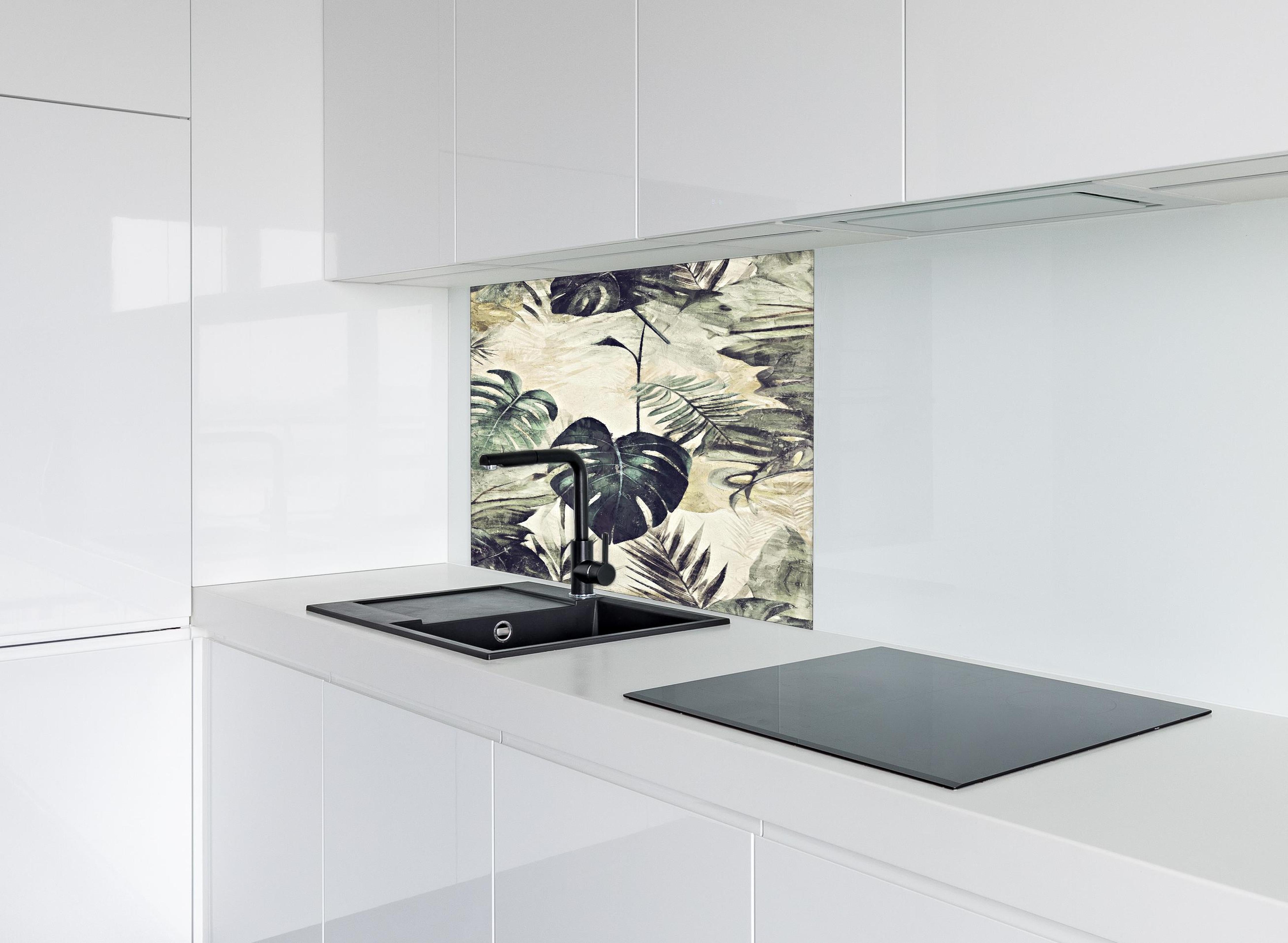 Spritzschutz - Dschungel Abstrakt Kunstwerk Grün 50x70 hinter einem Cerankochfeld zwischen Holz-Kochutensilien