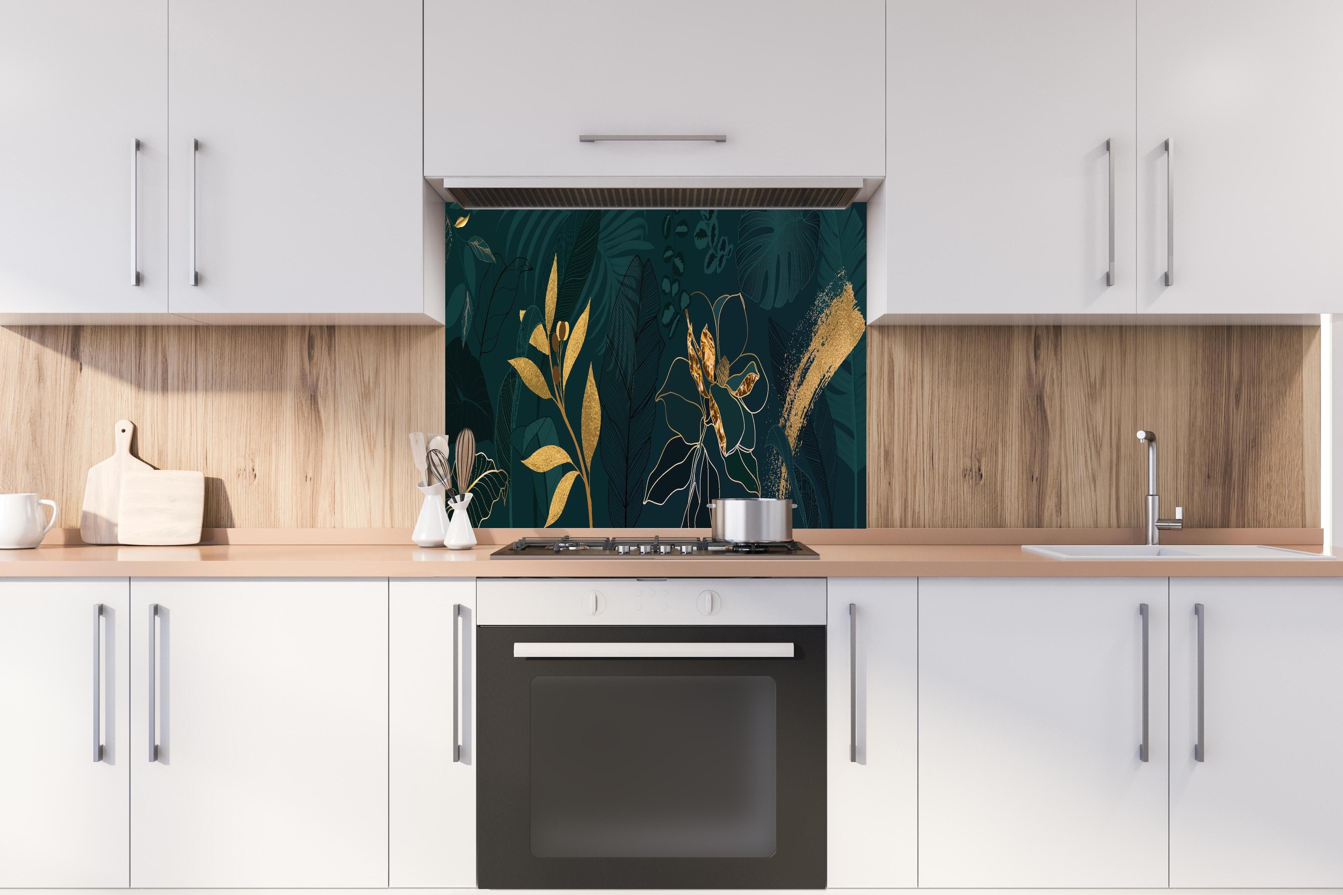 Spritzschutz - Dschungelmotive mit Goldlinien-Kunst hinter einem Cerankochfeld zwischen Holz-Kochutensilien