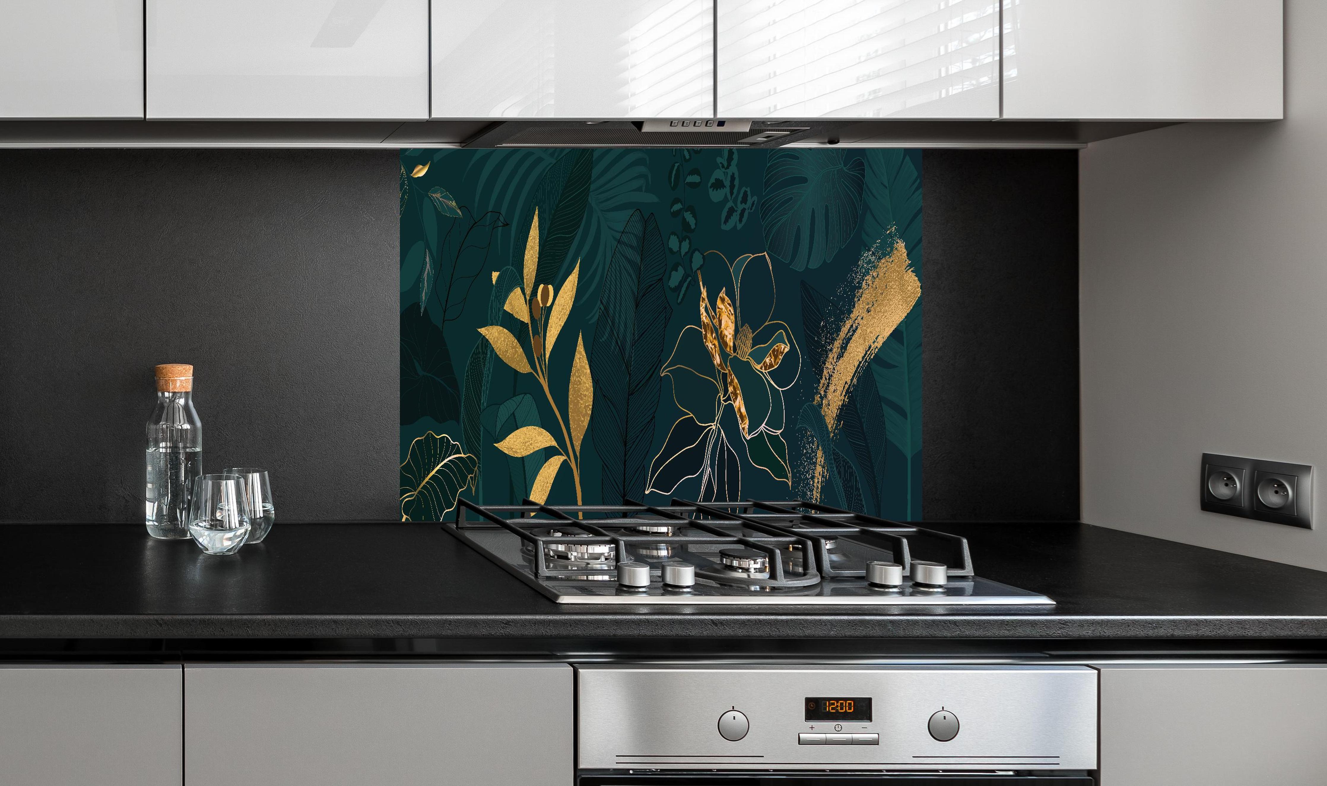 Spritzschutz - Dschungelmotive mit Goldlinien-Kunst hinter einem Cerankochfeld zwischen Holz-Kochutensilien