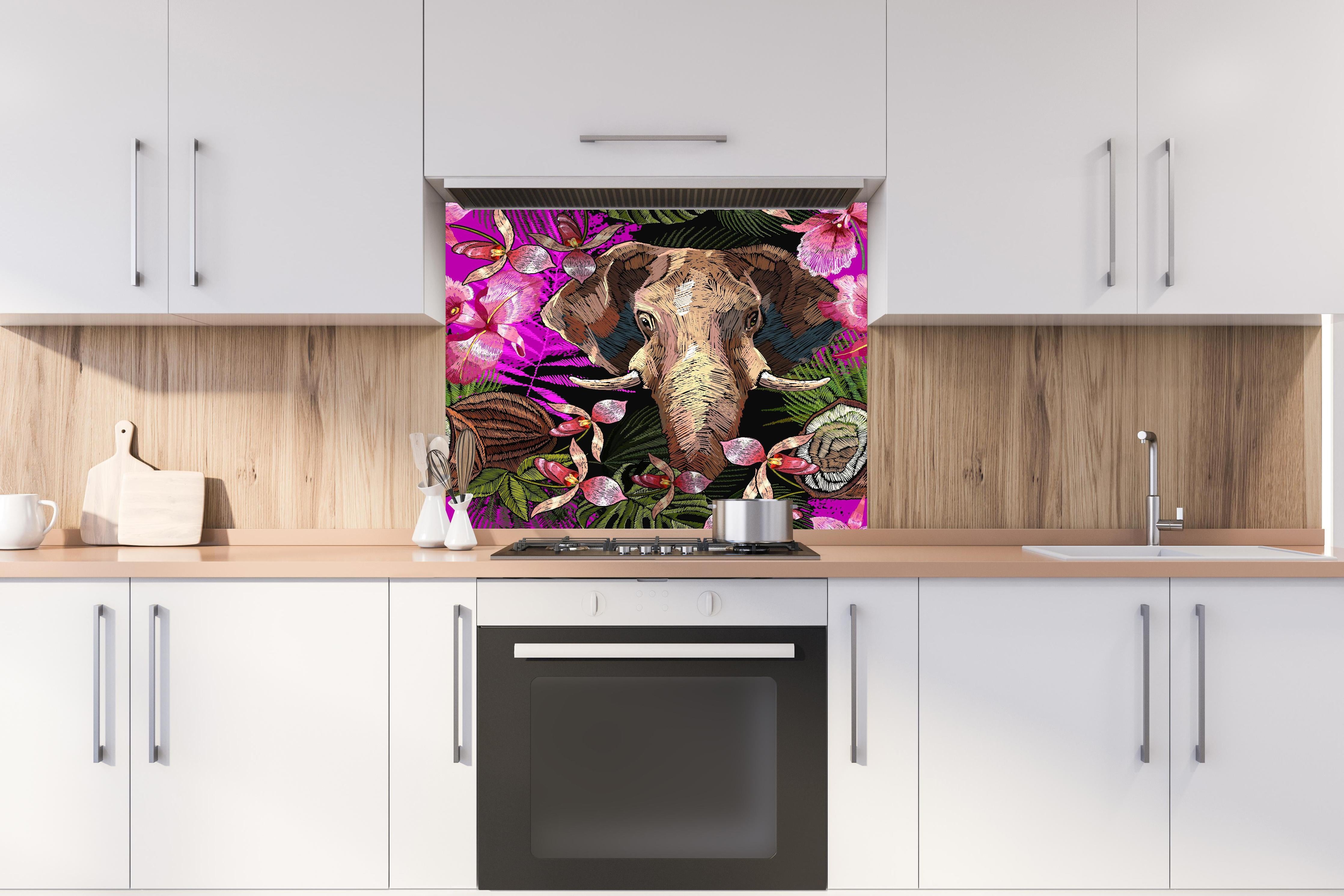 Spritzschutz - Dschungelnacht Elefant und tropische Blumen hinter einem Cerankochfeld zwischen Holz-Kochutensilien