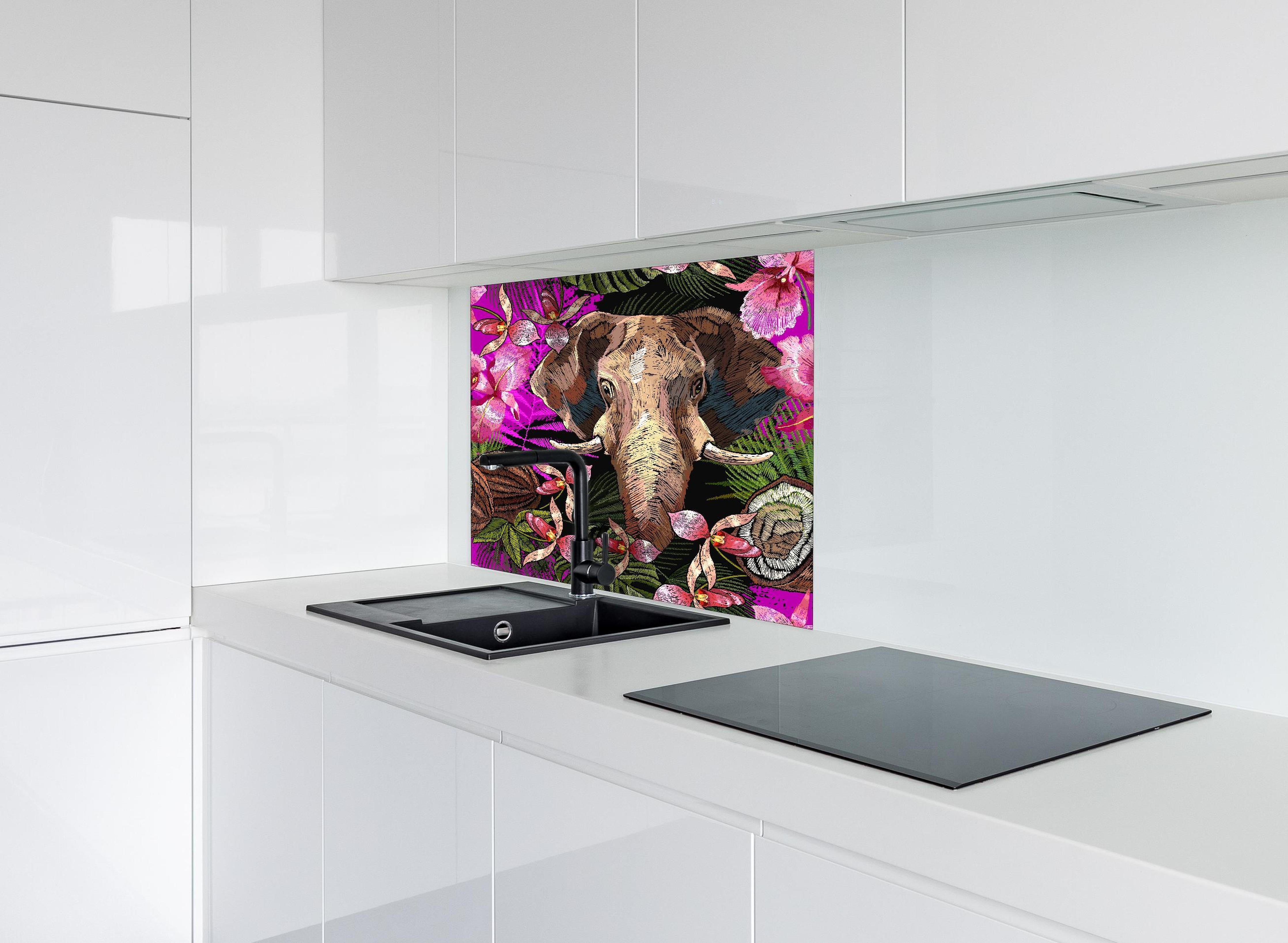 Spritzschutz - Dschungelnacht Elefant und tropische Blumen hinter einem Cerankochfeld zwischen Holz-Kochutensilien