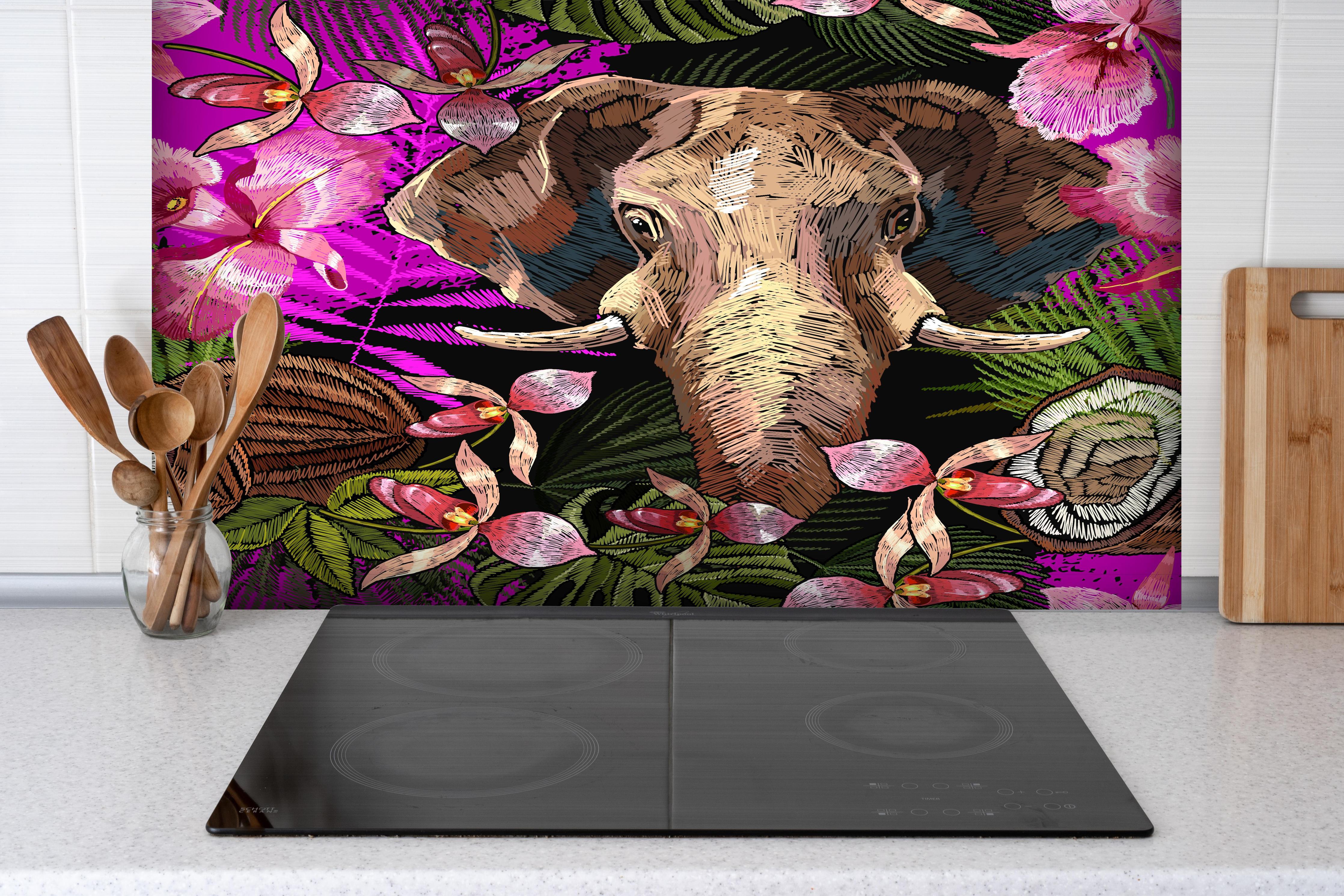 Spritzschutz - Dschungelnacht mit Elefanten und Orchideen hinter einem Cerankochfeld zwischen Holz-Kochutensilien