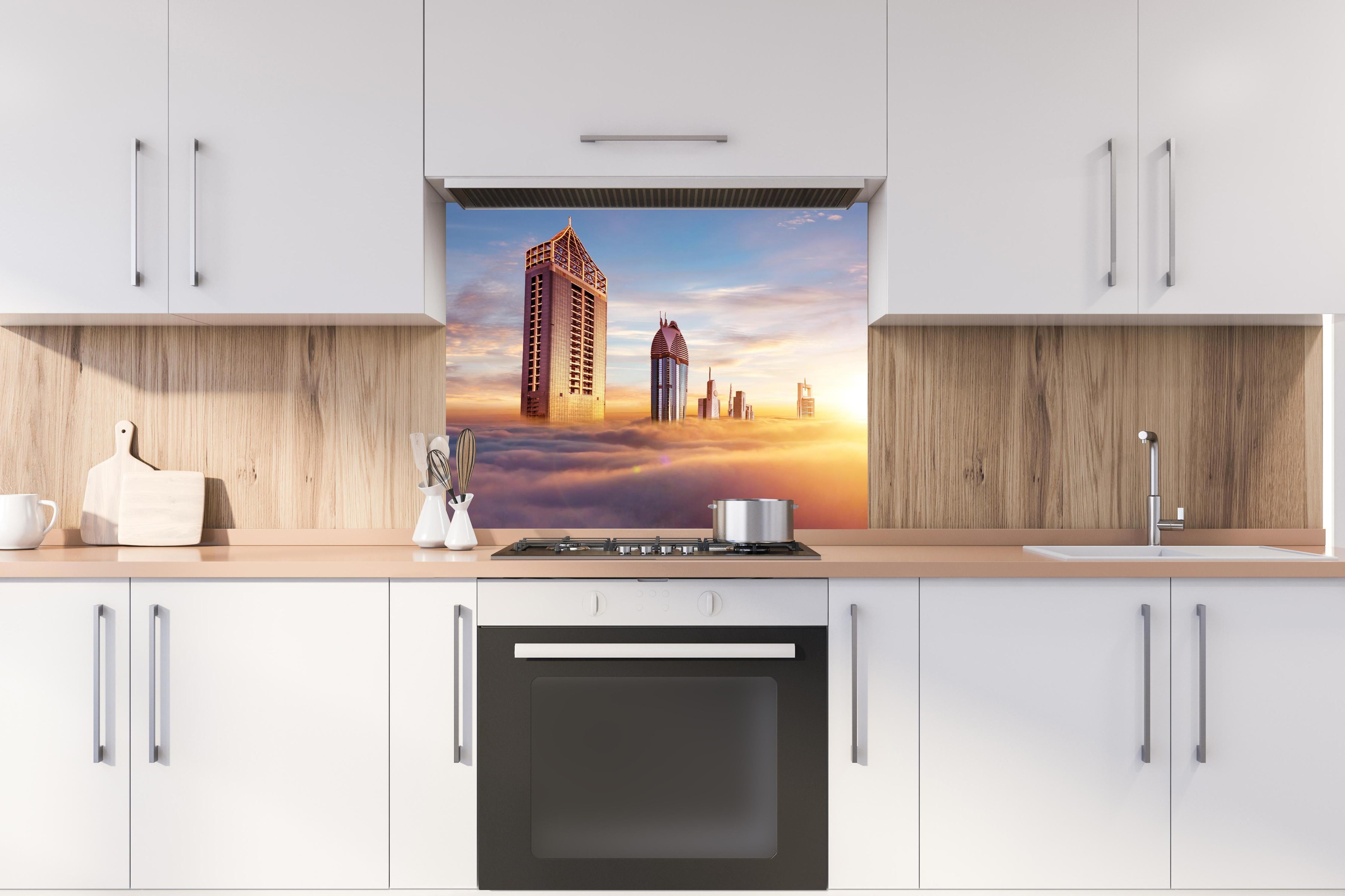 Spritzschutz - Dubai Wolkenkratzer über den Wolken bei Sonnenaufgang hinter einem Cerankochfeld zwischen Holz-Kochutensilien