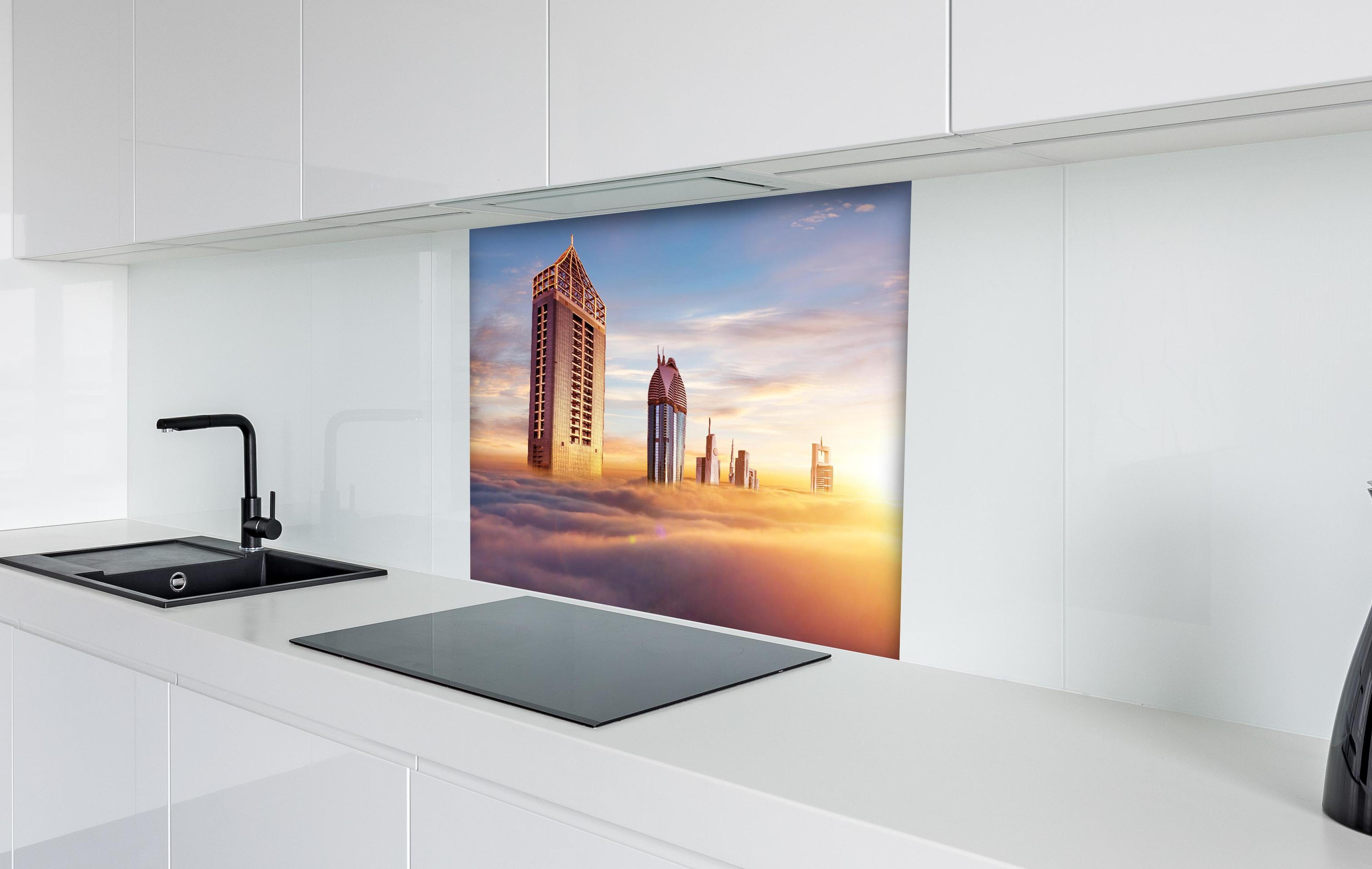 Spritzschutz - Dubai Wolkenkratzer über den Wolken bei Sonnenaufgang hinter einem Cerankochfeld zwischen Holz-Kochutensilien
