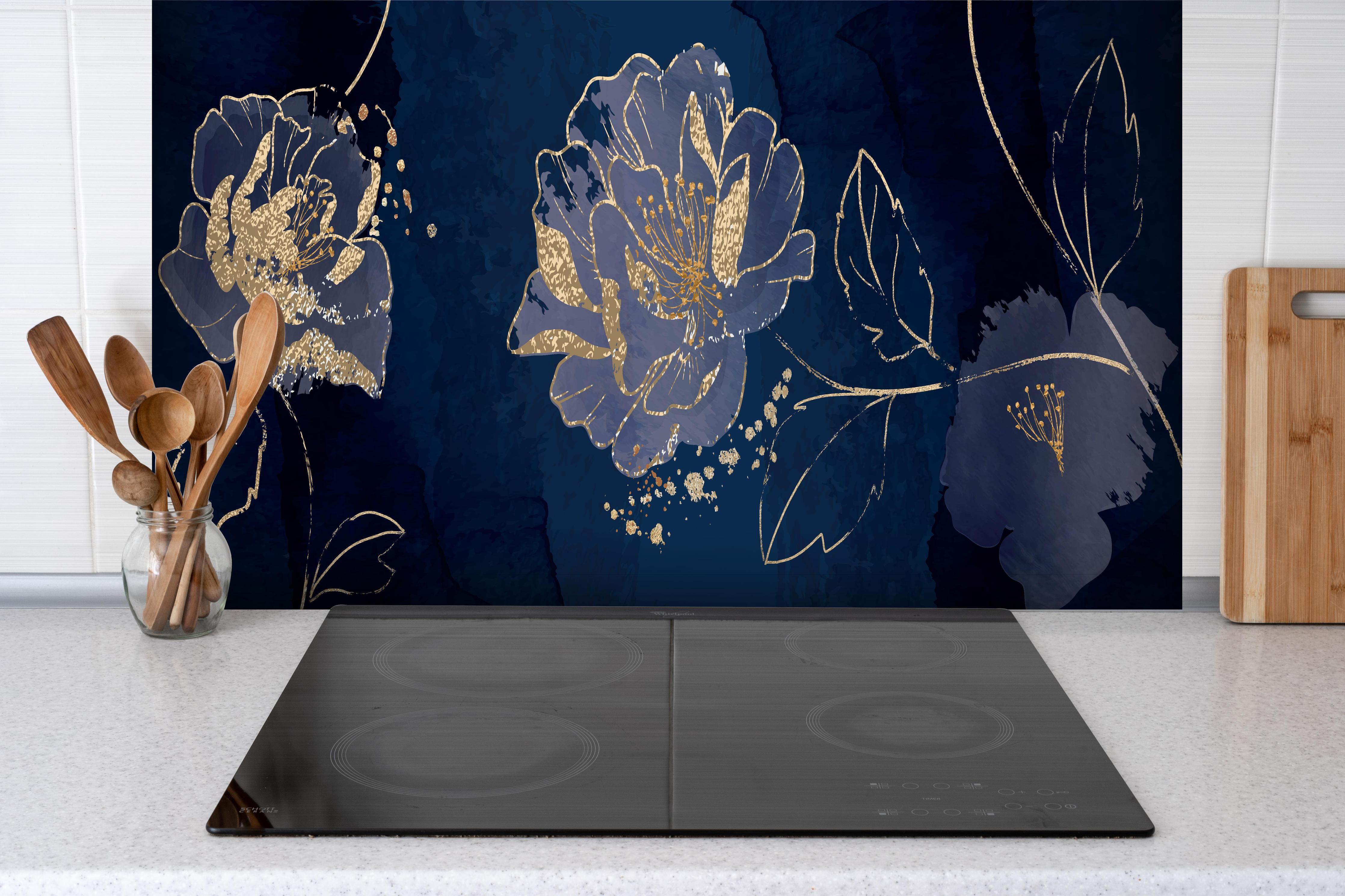 Spritzschutz - Dunkelblau Goldene Blumen Illustration hinter einem Cerankochfeld zwischen Holz-Kochutensilien