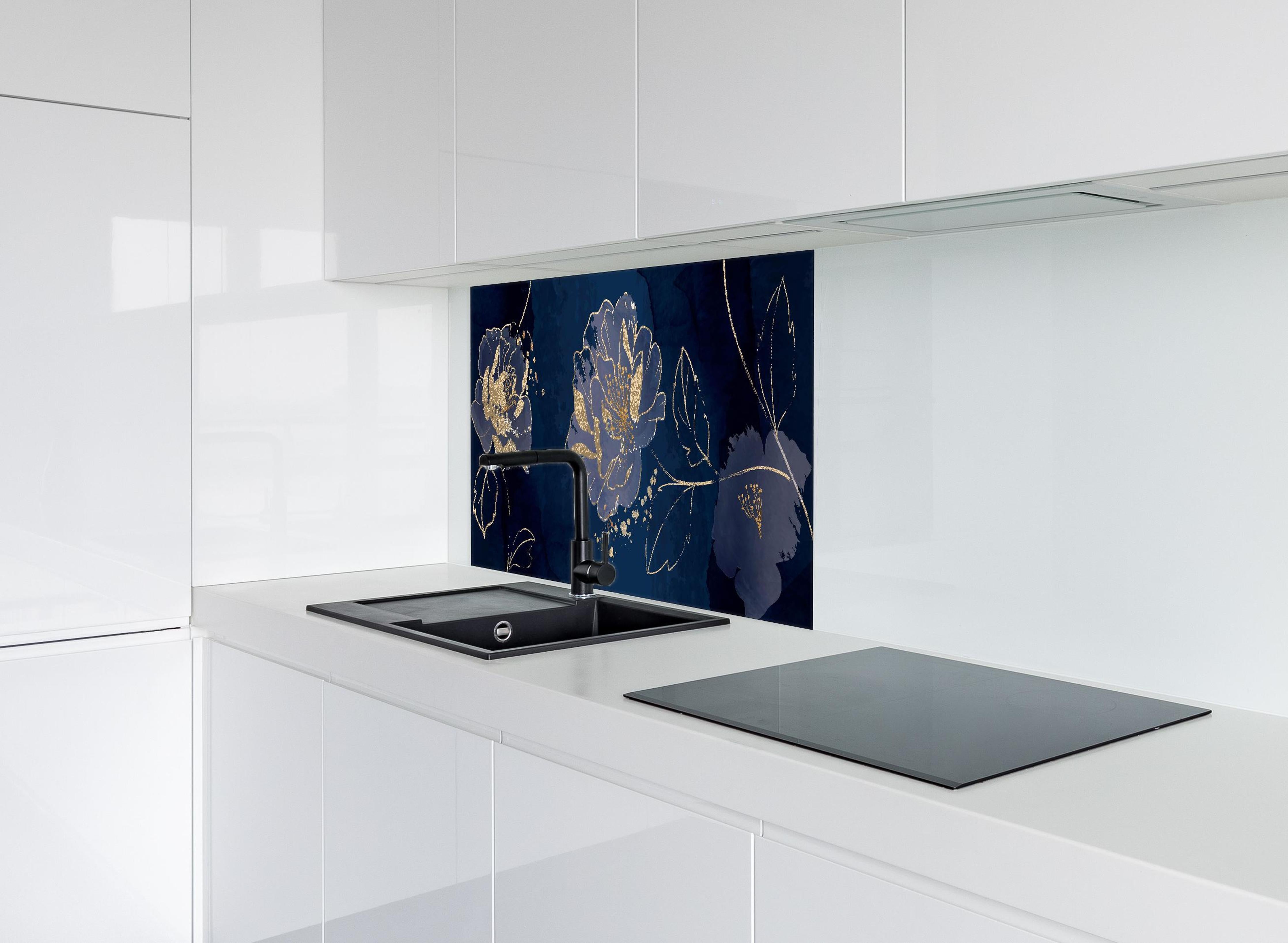 Spritzschutz - Dunkelblau Goldene Blumen Illustration hinter einem Cerankochfeld zwischen Holz-Kochutensilien