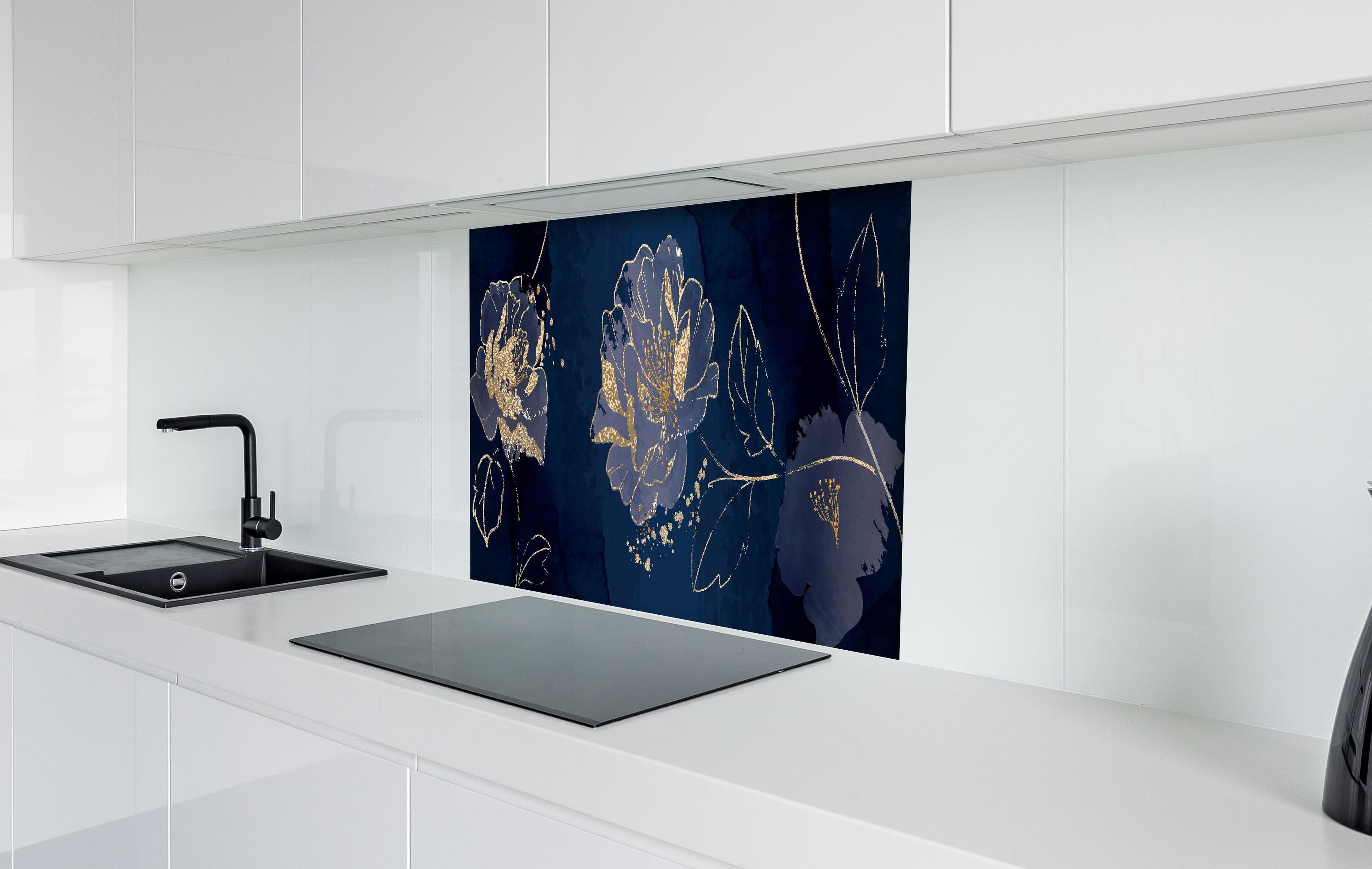 Spritzschutz - Dunkelblau Goldene Blumen Illustration hinter einem Cerankochfeld zwischen Holz-Kochutensilien