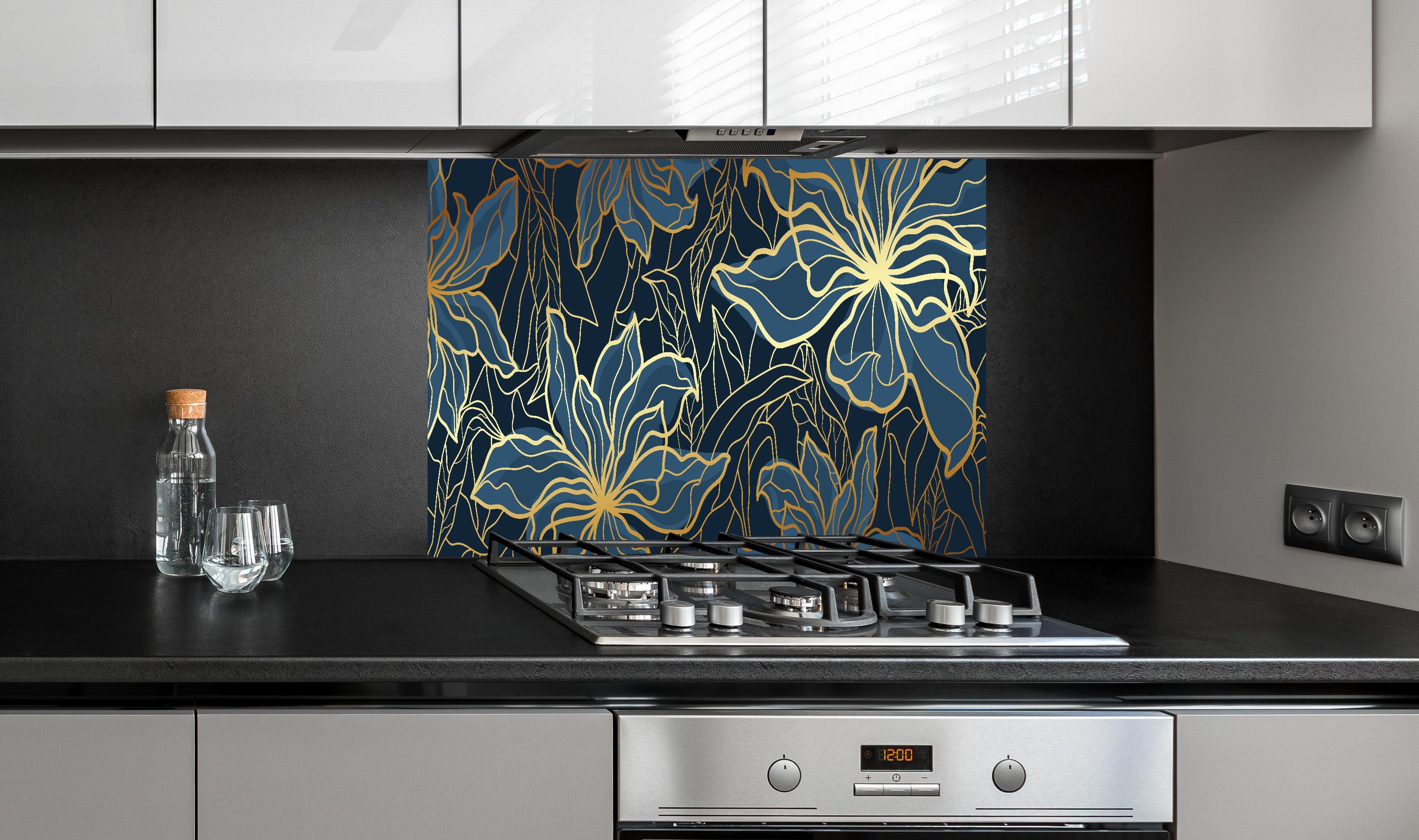 Spritzschutz - Dunkelblaues Floral-Design mit goldenen Akzenten hinter einem Cerankochfeld zwischen Holz-Kochutensilien