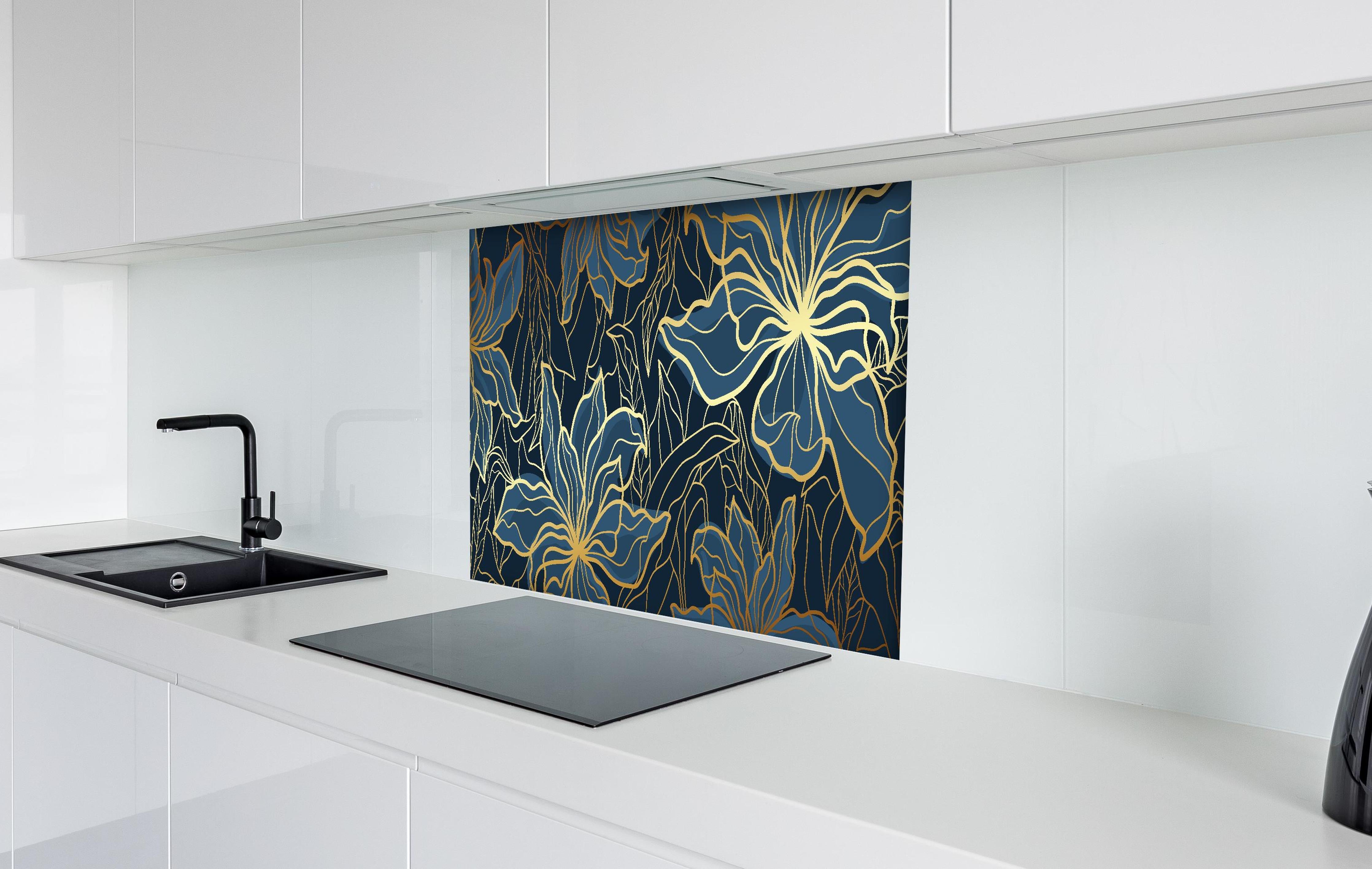 Spritzschutz - Dunkelblaues Floral-Design mit goldenen Akzenten hinter einem Cerankochfeld zwischen Holz-Kochutensilien