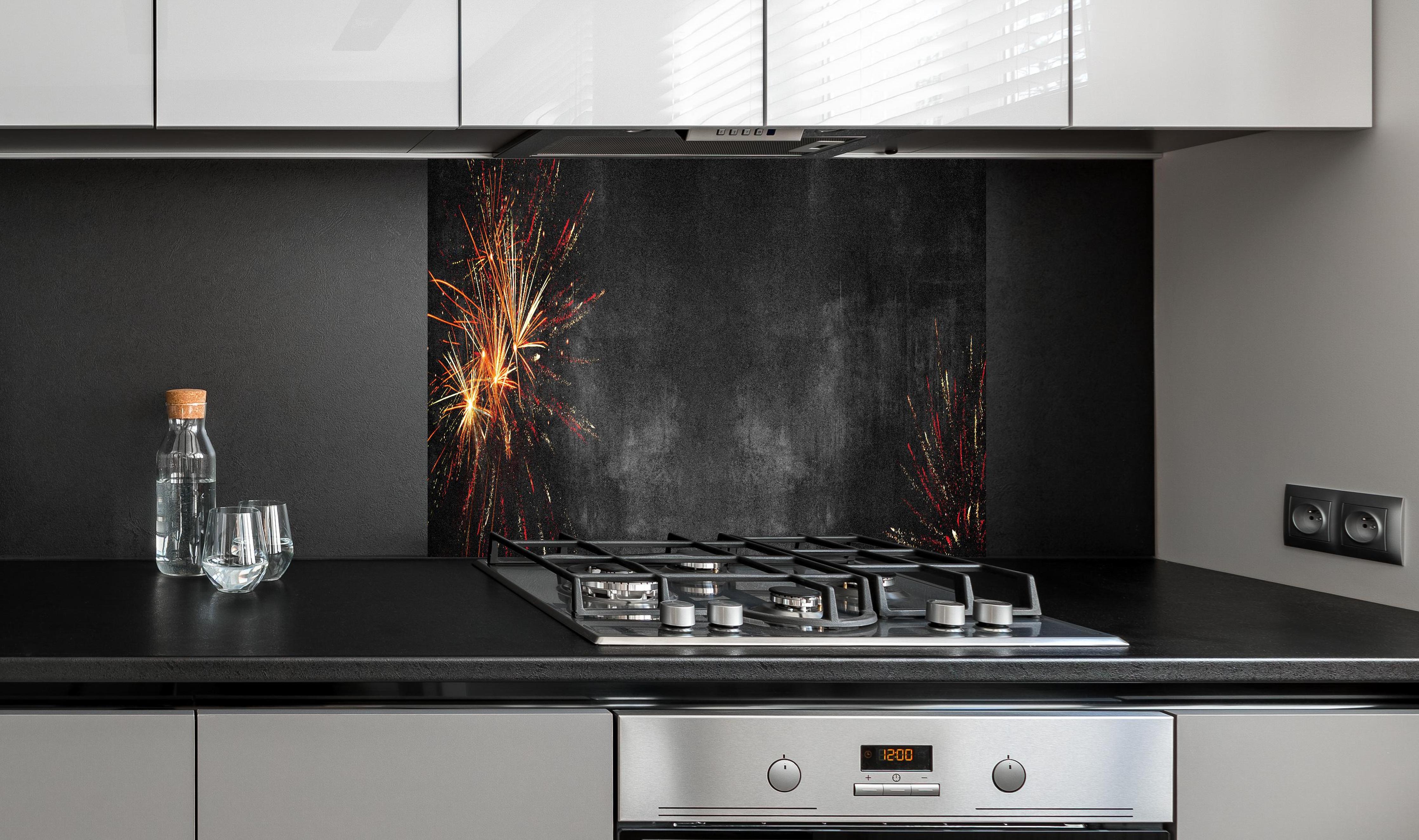 Spritzschutz - Dunkelgraue Beton Textur mit Feuerwerk hinter einem Cerankochfeld zwischen Holz-Kochutensilien