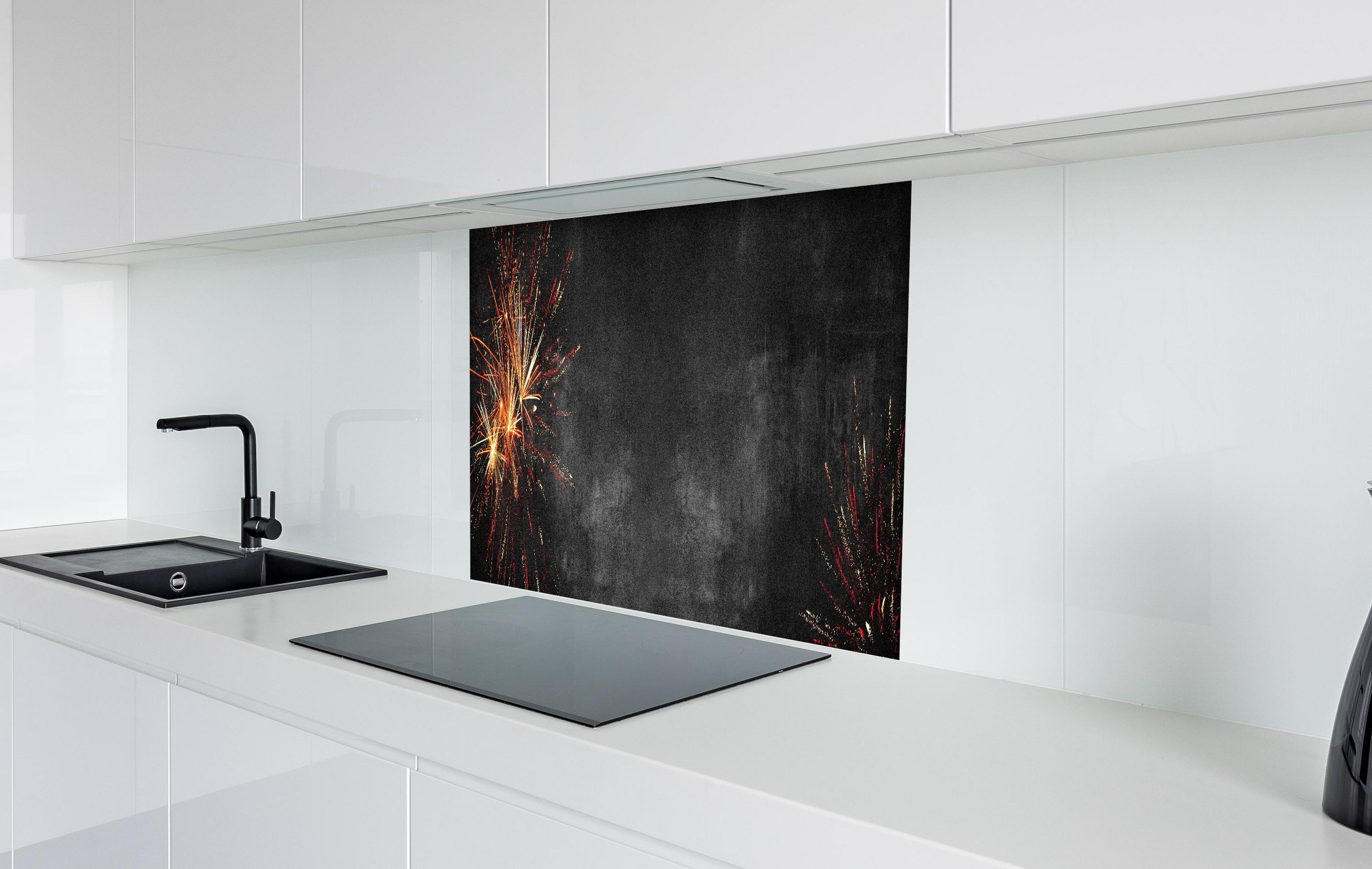 Spritzschutz - Dunkelgraue Beton Textur mit Feuerwerk hinter einem Cerankochfeld zwischen Holz-Kochutensilien