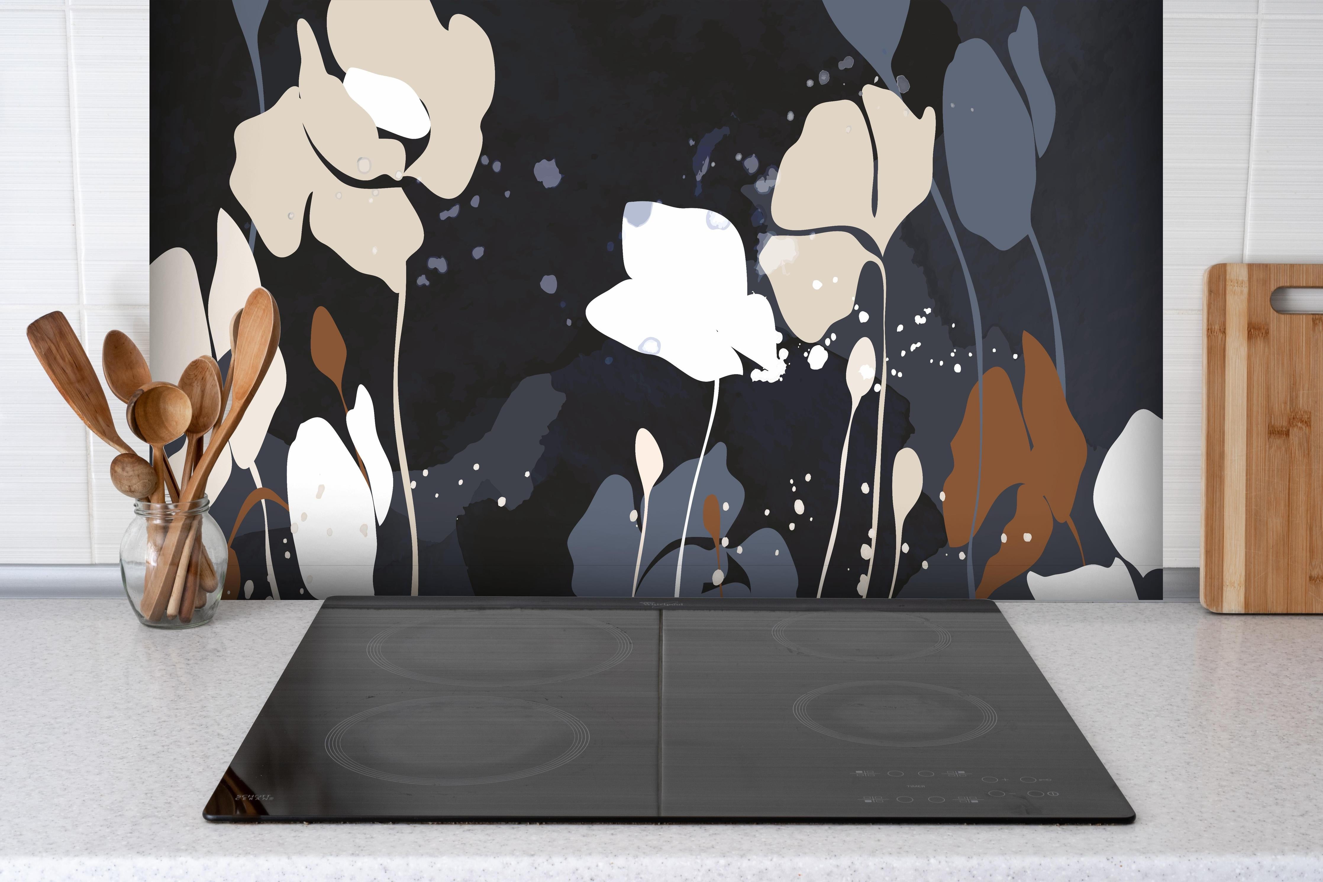 Spritzschutz - Dunkelgraue Blumen Silhouette Illustration hinter einem Cerankochfeld zwischen Holz-Kochutensilien