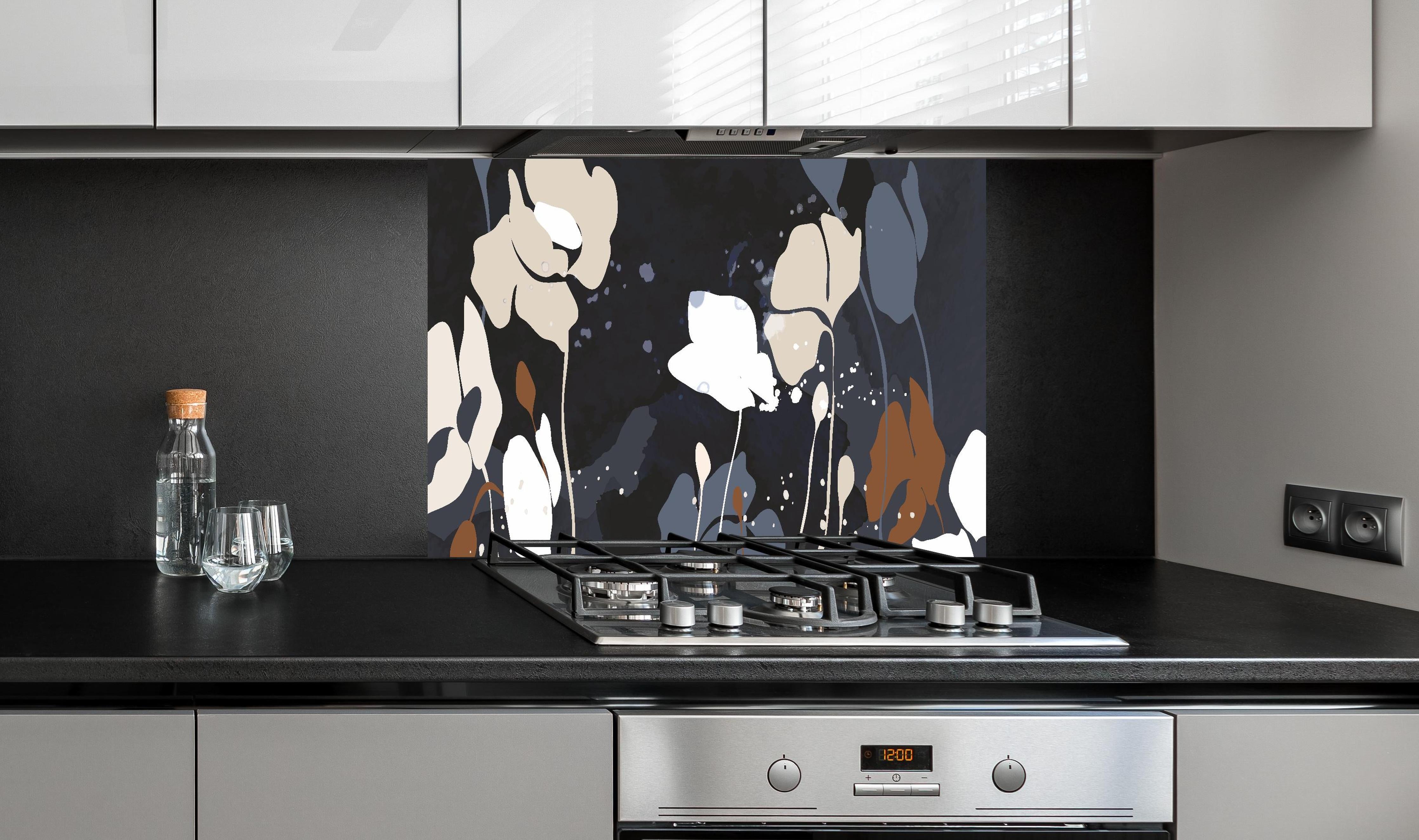 Spritzschutz - Dunkelgraue Blumen Silhouette Illustration hinter einem Cerankochfeld zwischen Holz-Kochutensilien