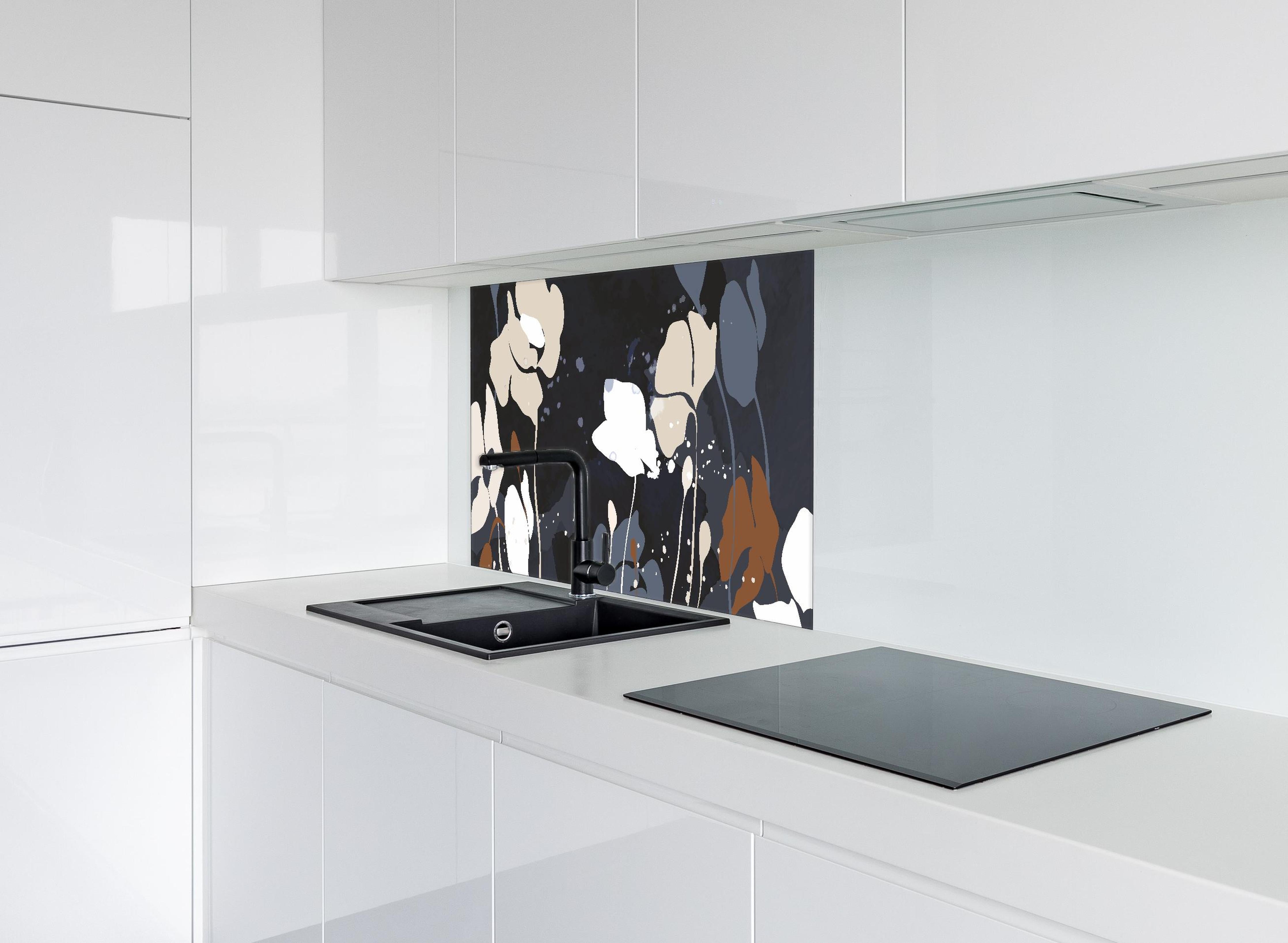 Spritzschutz - Dunkelgraue Blumen Silhouette Illustration hinter einem Cerankochfeld zwischen Holz-Kochutensilien