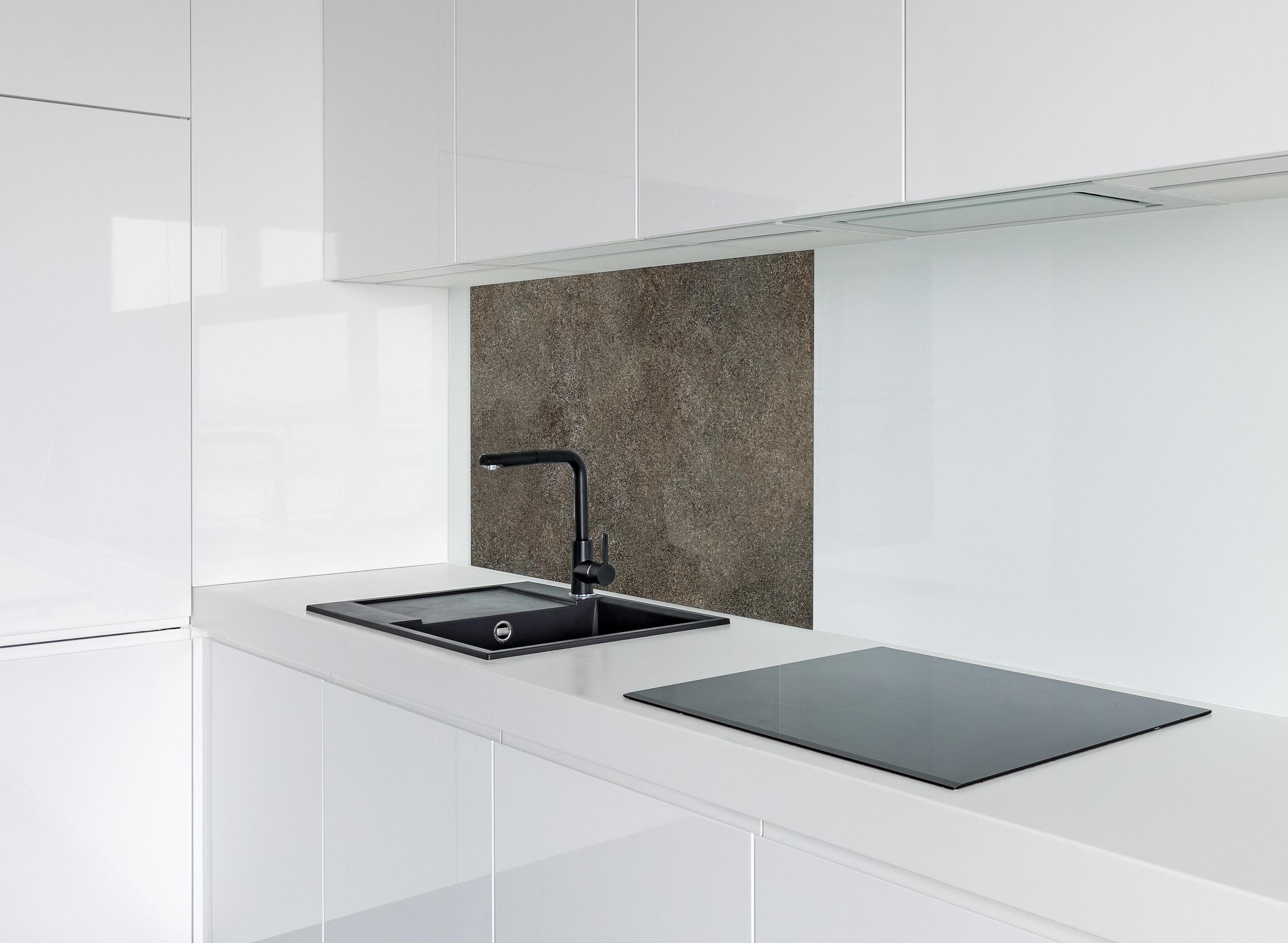 Spritzschutz - Dunkelgrauer schwarzer Schieferhintergrund hinter einem Cerankochfeld zwischen Holz-Kochutensilien