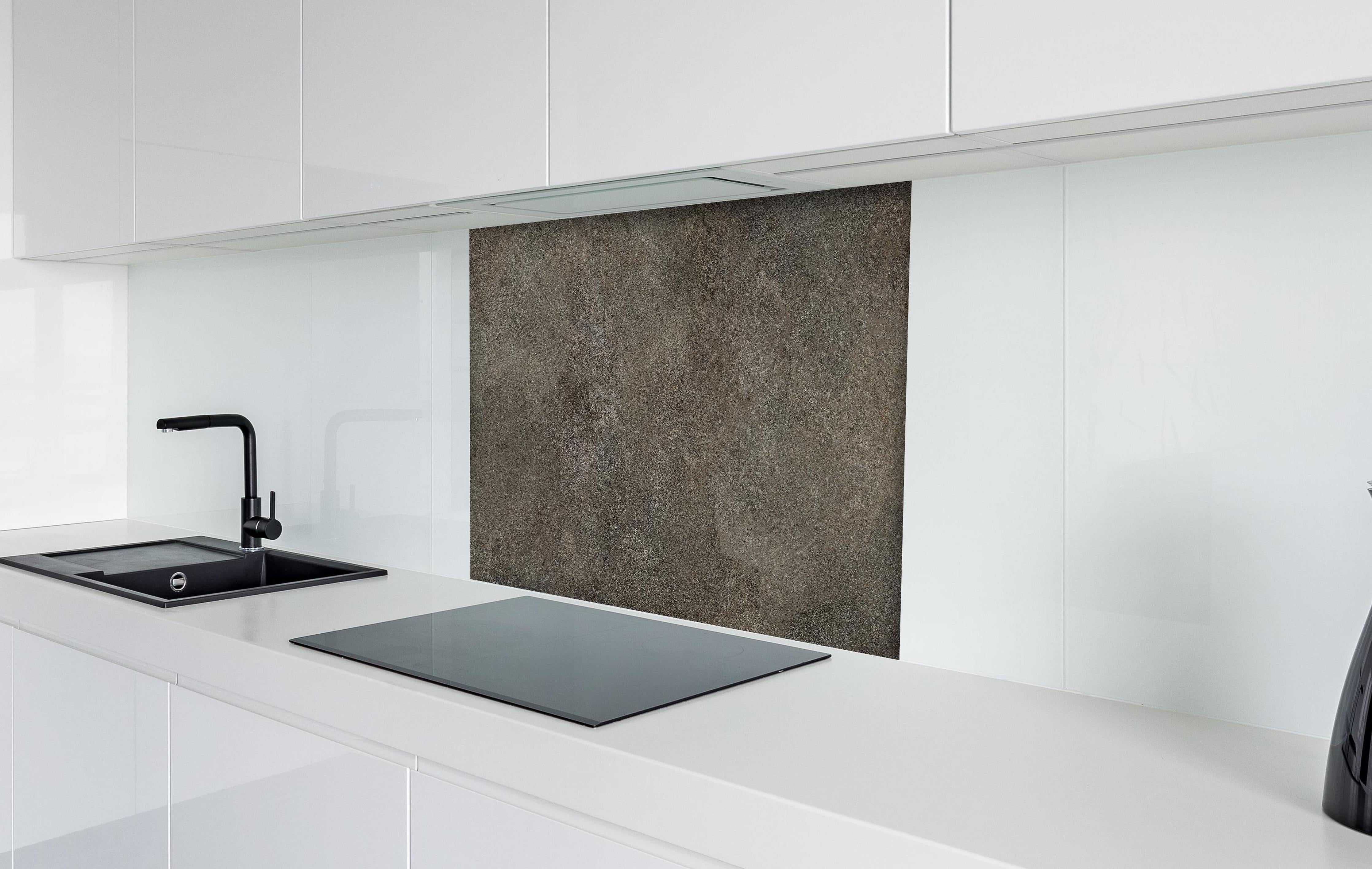 Spritzschutz - Dunkelgrauer schwarzer Schieferhintergrund hinter einem Cerankochfeld zwischen Holz-Kochutensilien