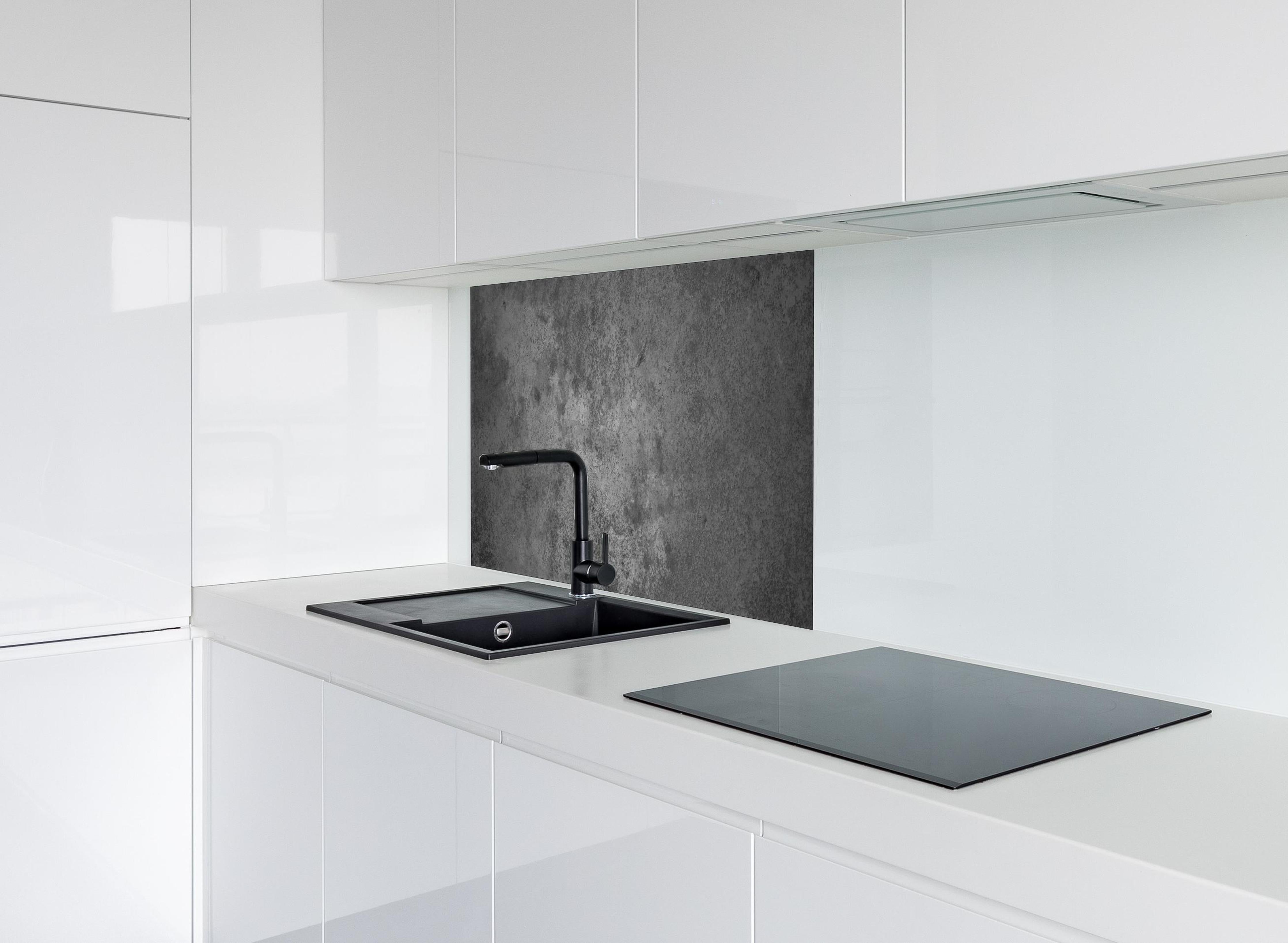 Spritzschutz - Dunkle alte Zementwand hinter einem Cerankochfeld zwischen Holz-Kochutensilien