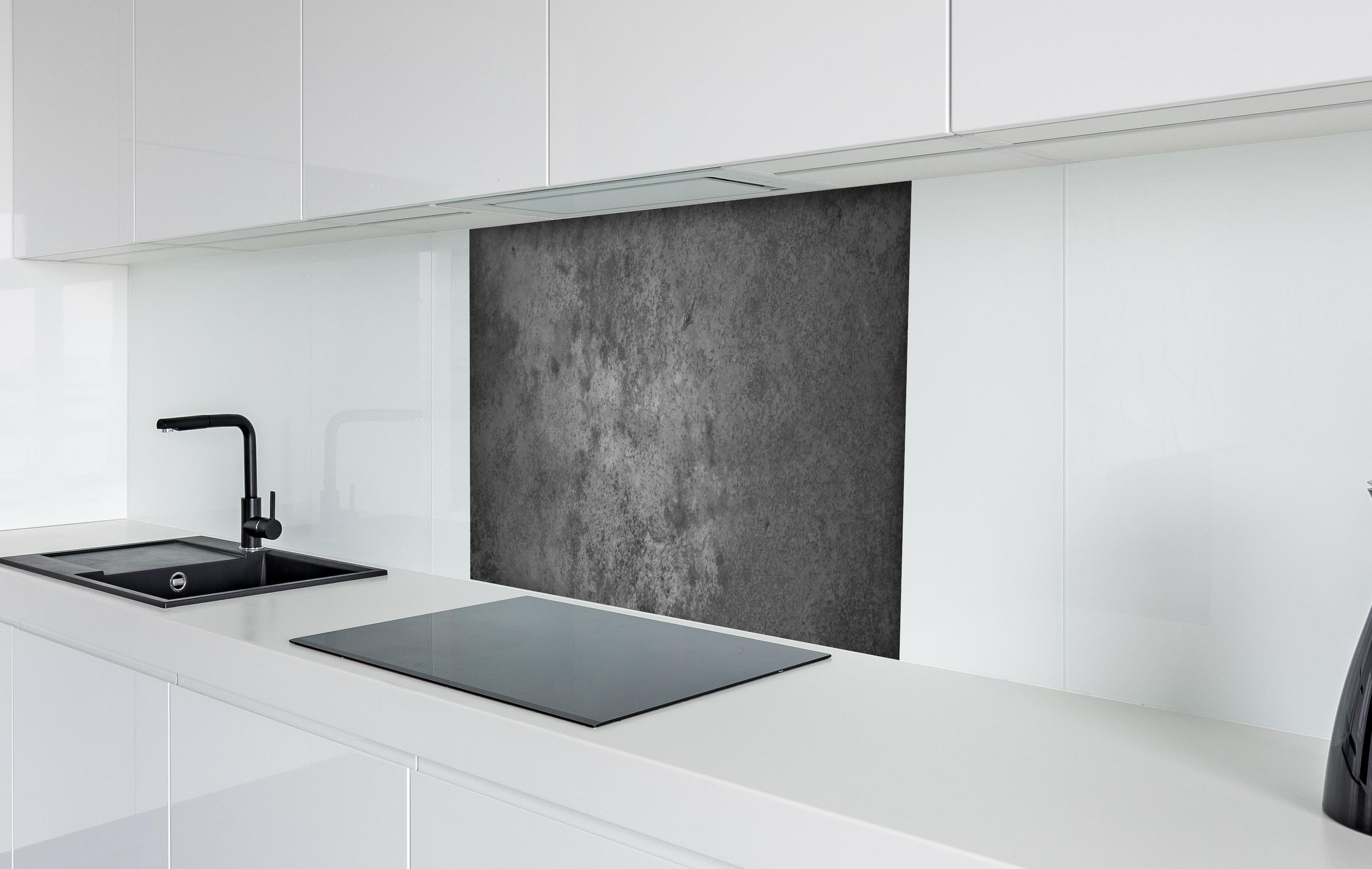 Spritzschutz - Dunkle alte Zementwand hinter einem Cerankochfeld zwischen Holz-Kochutensilien