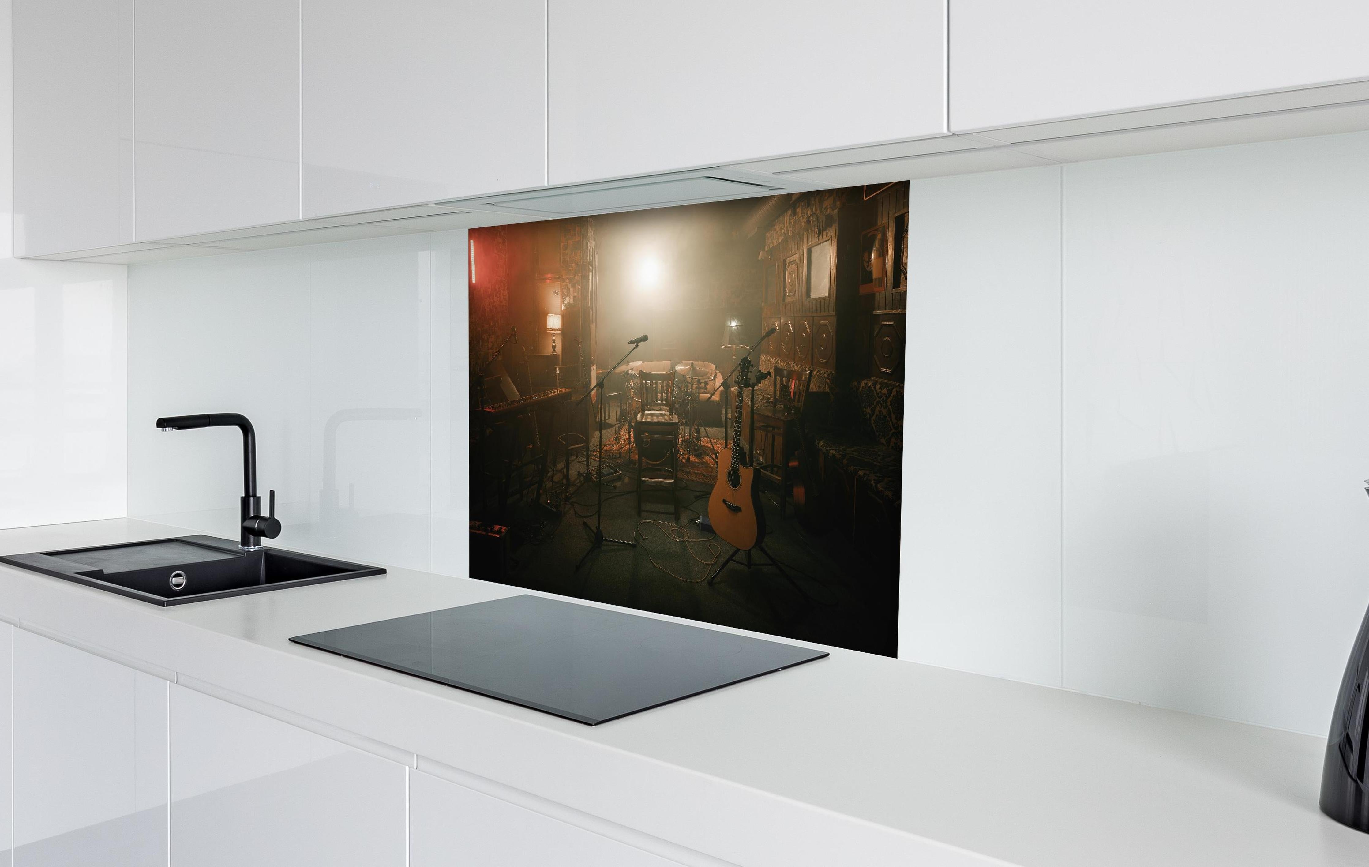 Spritzschutz - Dunkle leere Bühne hinter einem Cerankochfeld zwischen Holz-Kochutensilien