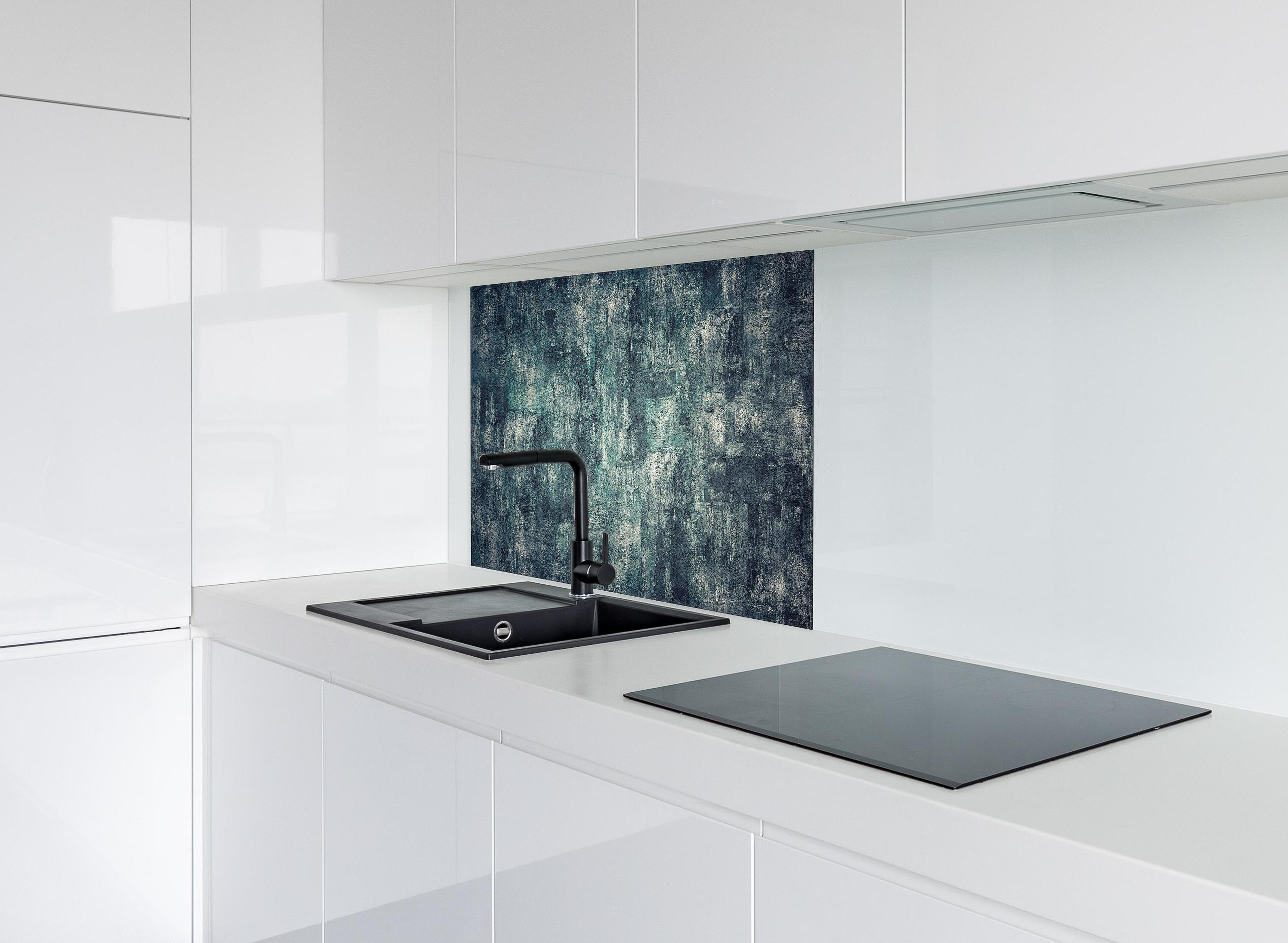 Spritzschutz - Dunkler Beton Panorama in Ölfarbton hinter einem Cerankochfeld zwischen Holz-Kochutensilien