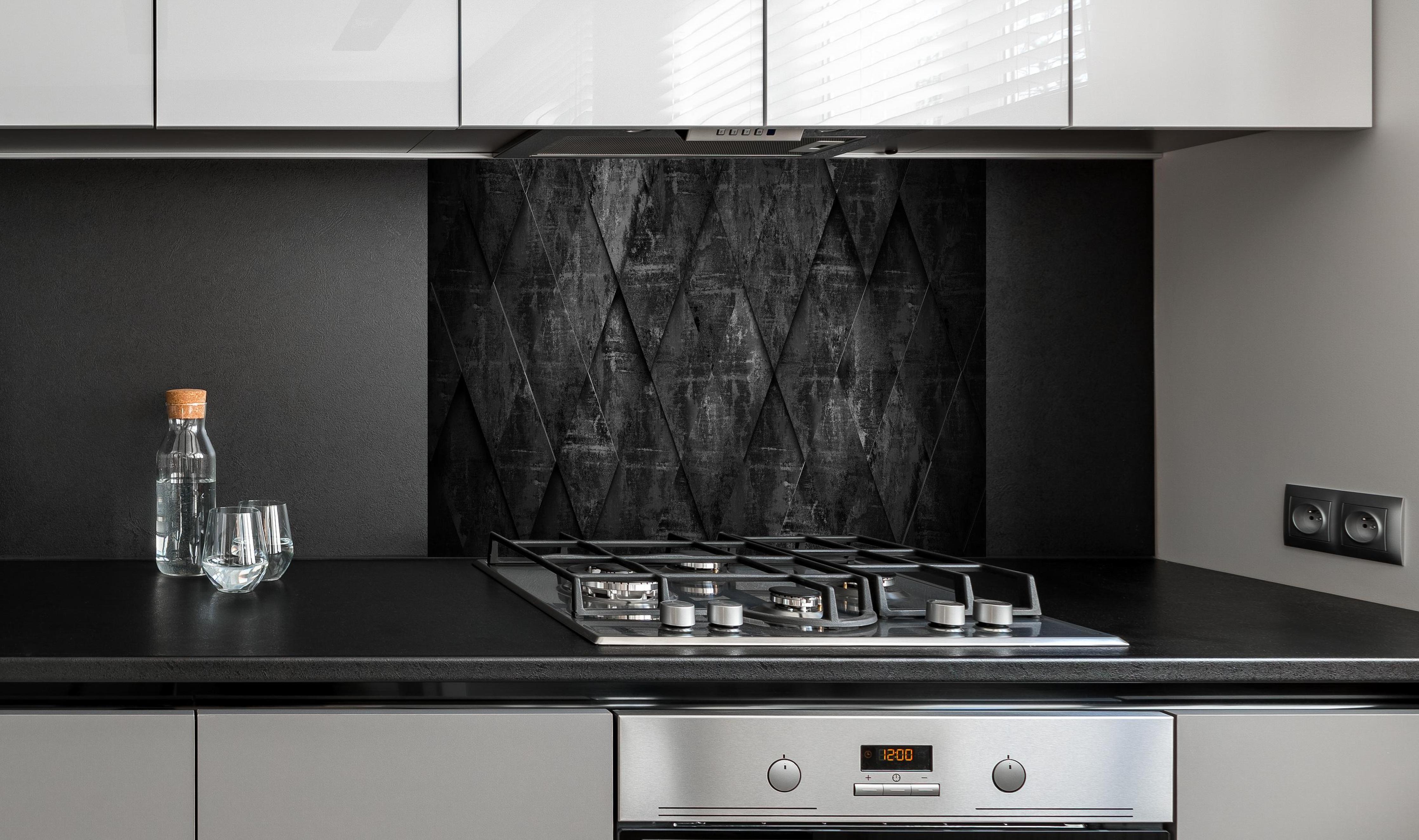 Spritzschutz - Dunkler Hintergrund Geometrisches 3D Design hinter einem Cerankochfeld zwischen Holz-Kochutensilien