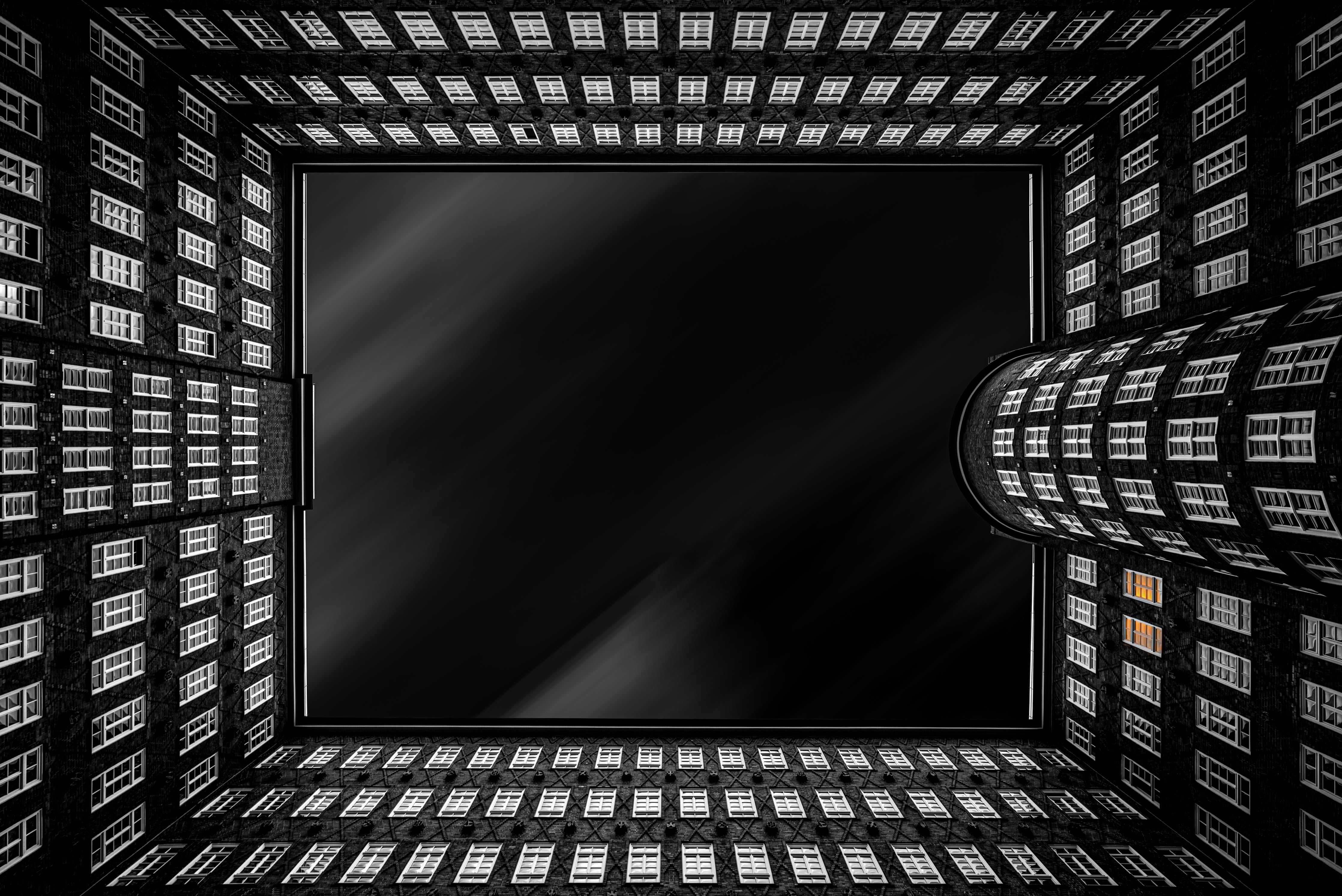 Spritzschutz-Dunkles Gebäude bei Nacht