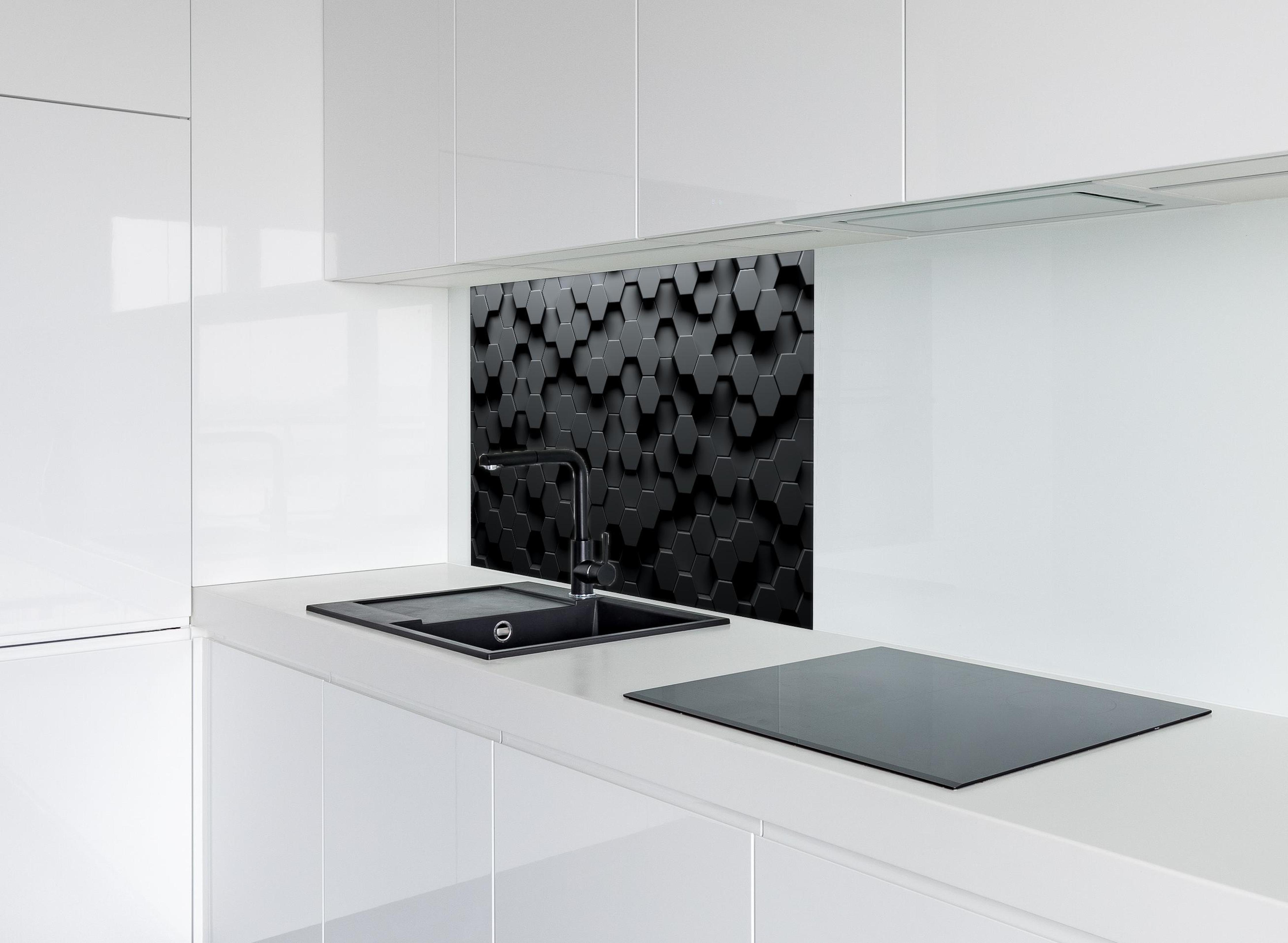 Spritzschutz - Dunkles Sechseck Muster hinter einem Cerankochfeld zwischen Holz-Kochutensilien