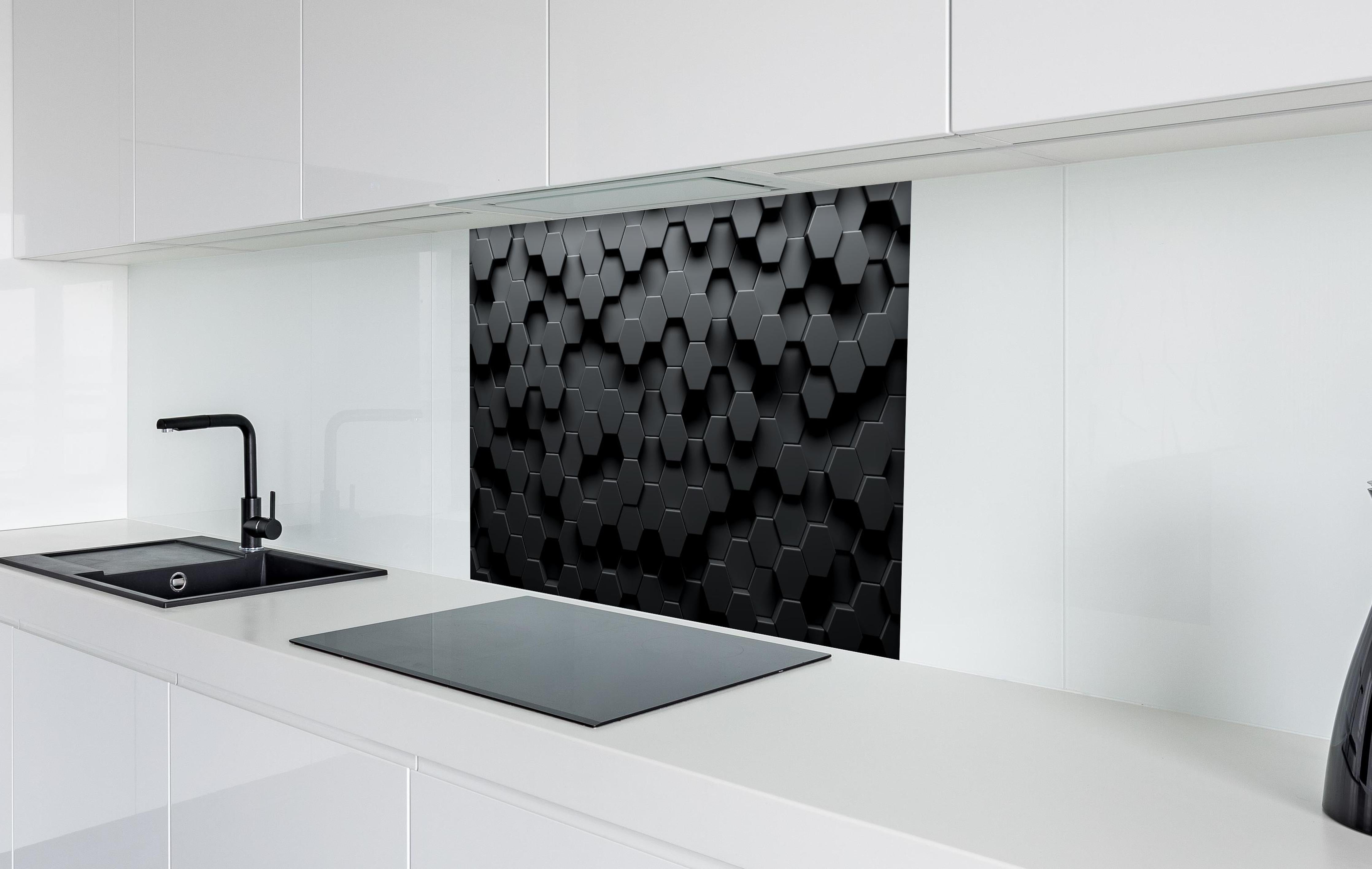 Spritzschutz - Dunkles Sechseck Muster hinter einem Cerankochfeld zwischen Holz-Kochutensilien