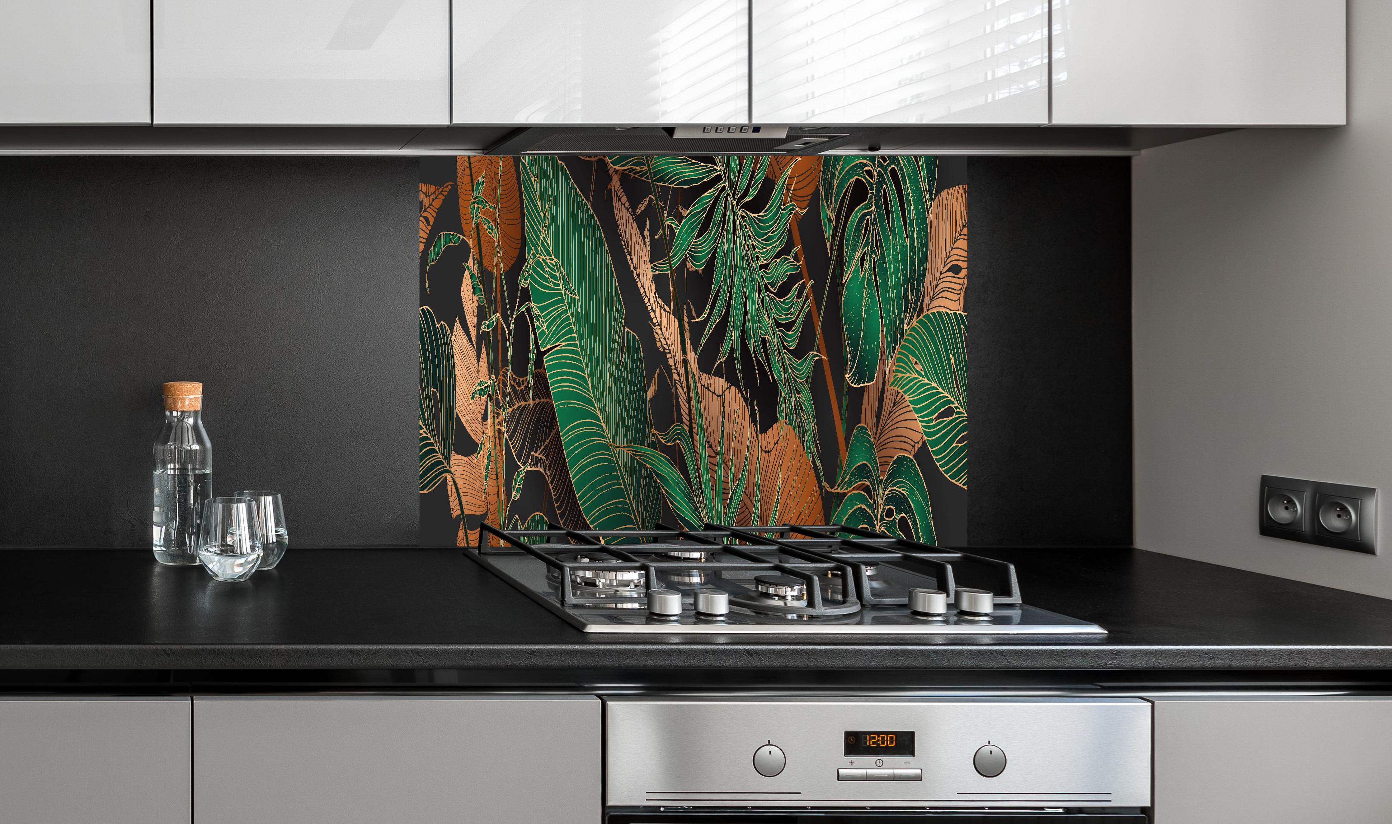 Spritzschutz - Dunkles Tropenblatt-Design Textil-Optik hinter einem Cerankochfeld zwischen Holz-Kochutensilien