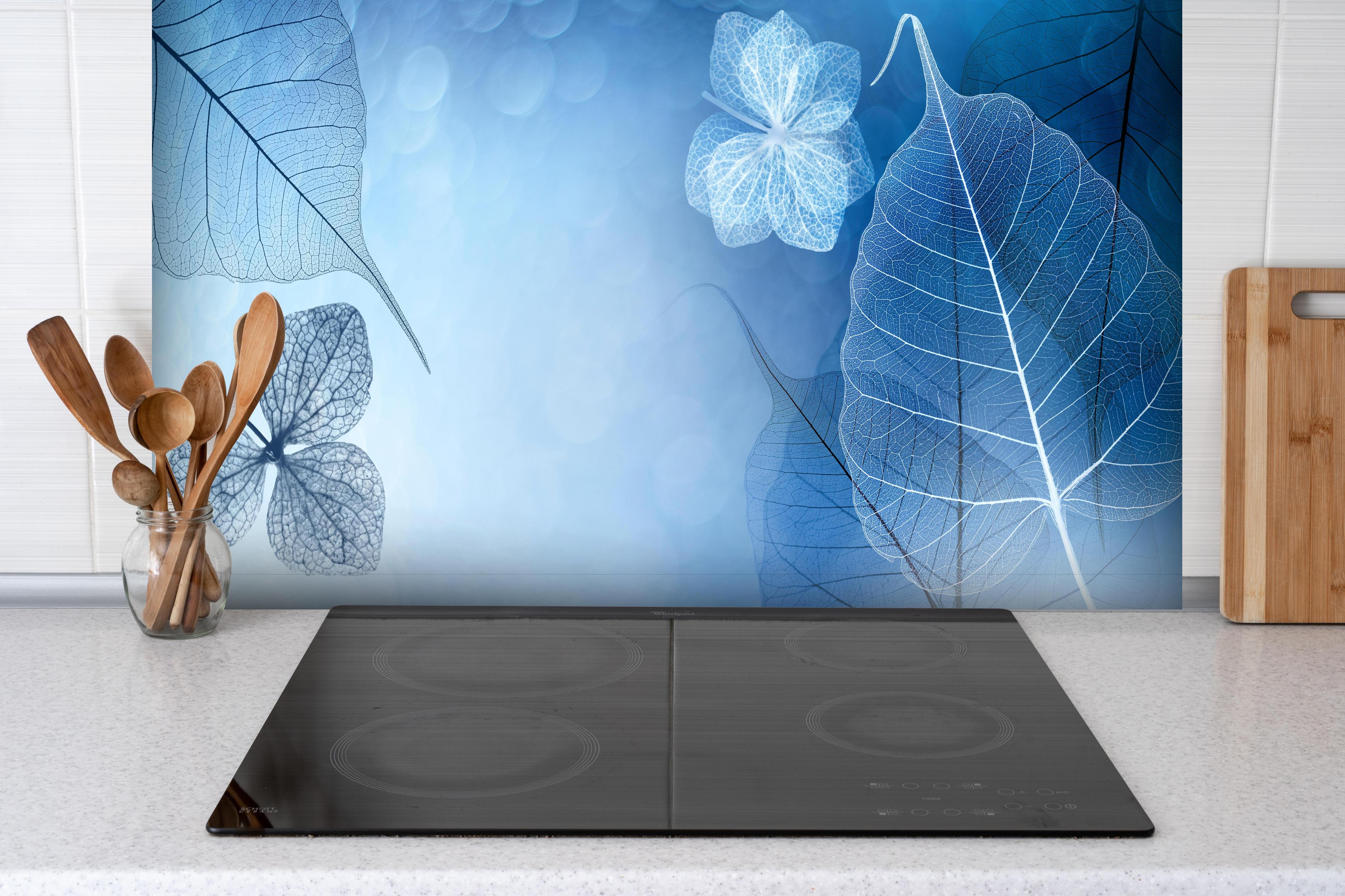 Spritzschutz - Durchscheinende Blattstrukturen in Makroaufnahme hinter einem Cerankochfeld zwischen Holz-Kochutensilien