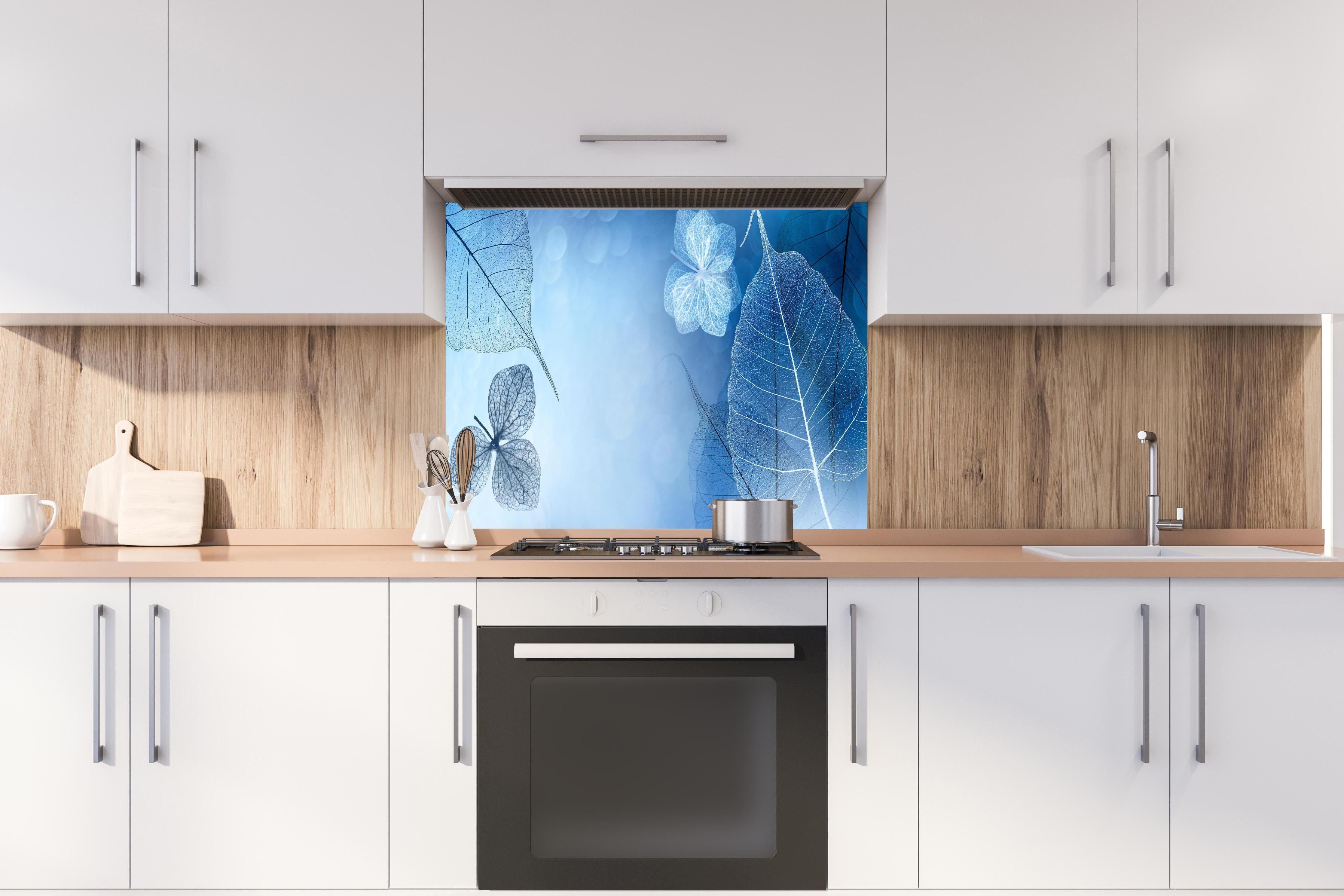 Spritzschutz - Durchscheinende Blattstrukturen in Makroaufnahme hinter einem Cerankochfeld zwischen Holz-Kochutensilien