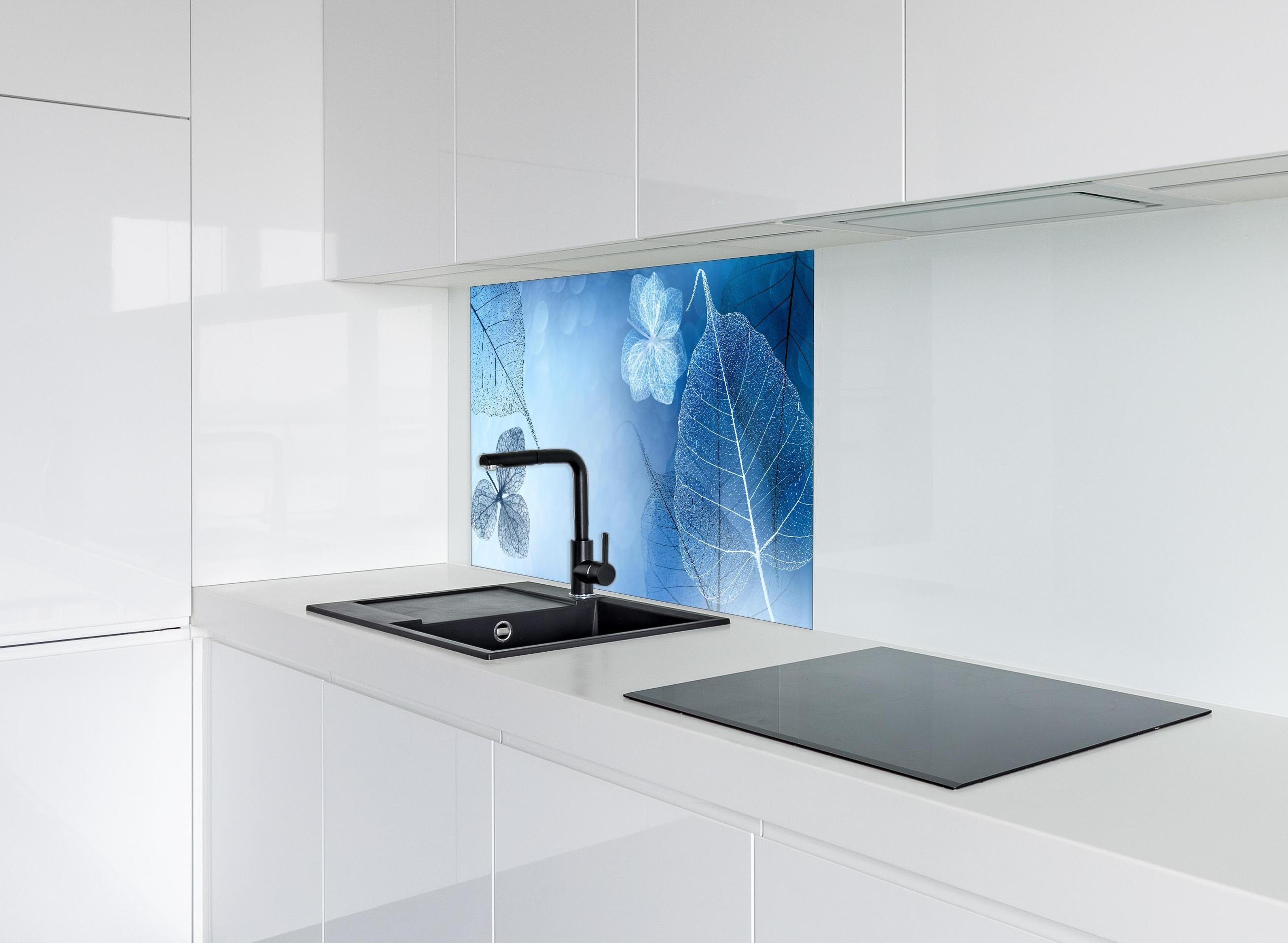 Spritzschutz - Durchscheinende Blattstrukturen in Makroaufnahme hinter einem Cerankochfeld zwischen Holz-Kochutensilien