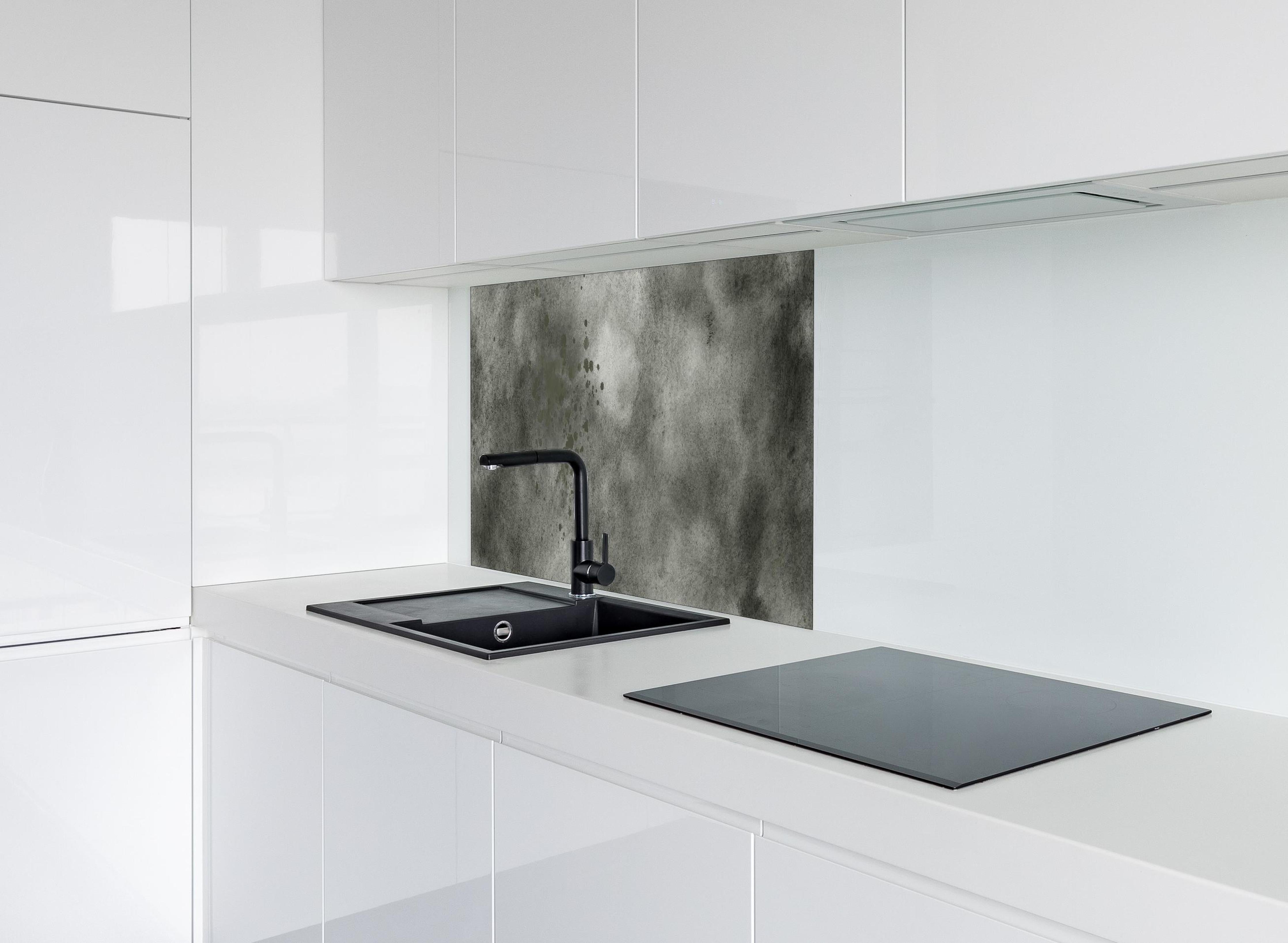 Spritzschutz - Dynamische Aquarelltextur in Grau und Schwarz hinter einem Cerankochfeld zwischen Holz-Kochutensilien