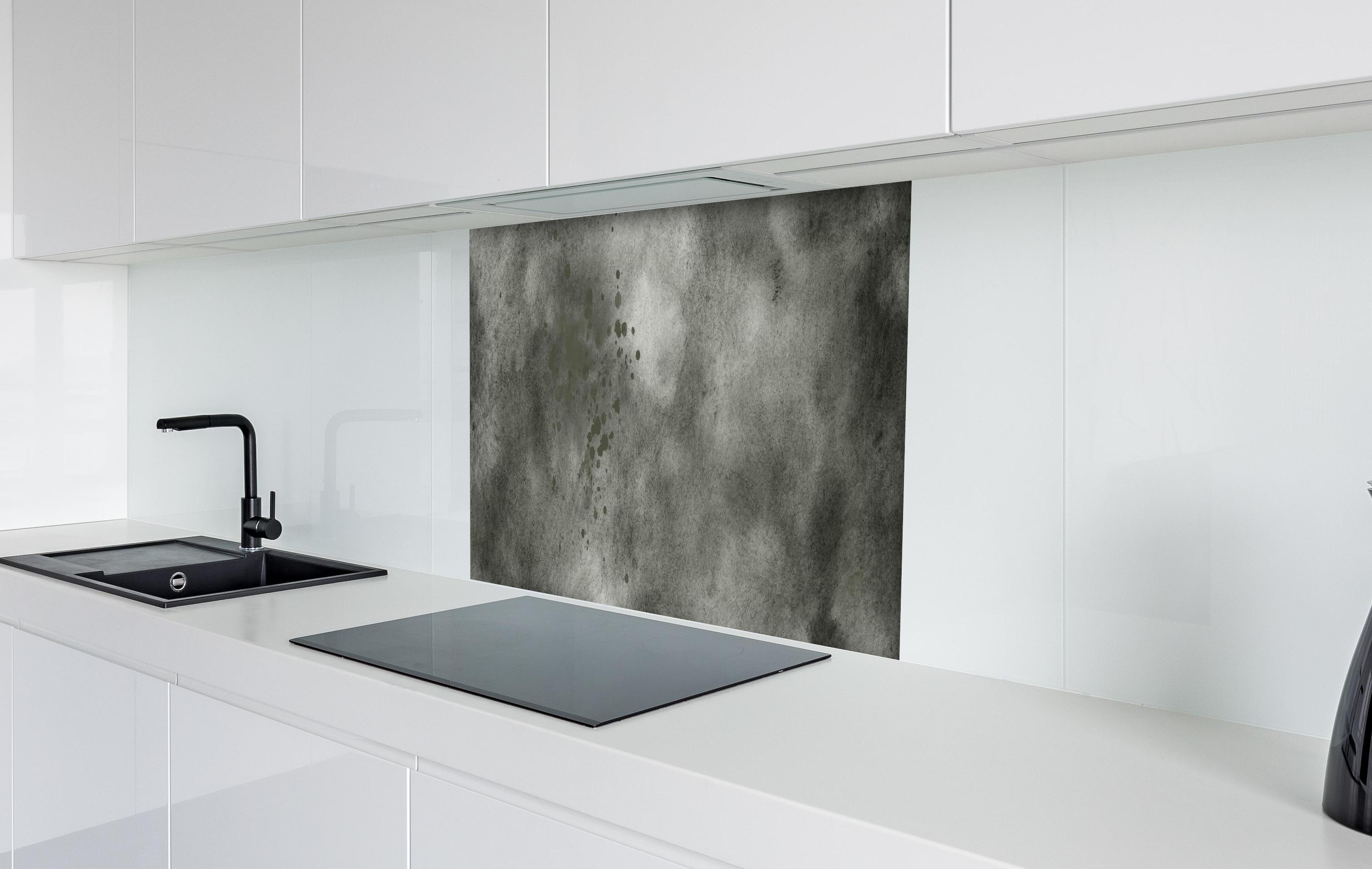 Spritzschutz - Dynamische Aquarelltextur in Grau und Schwarz hinter einem Cerankochfeld zwischen Holz-Kochutensilien