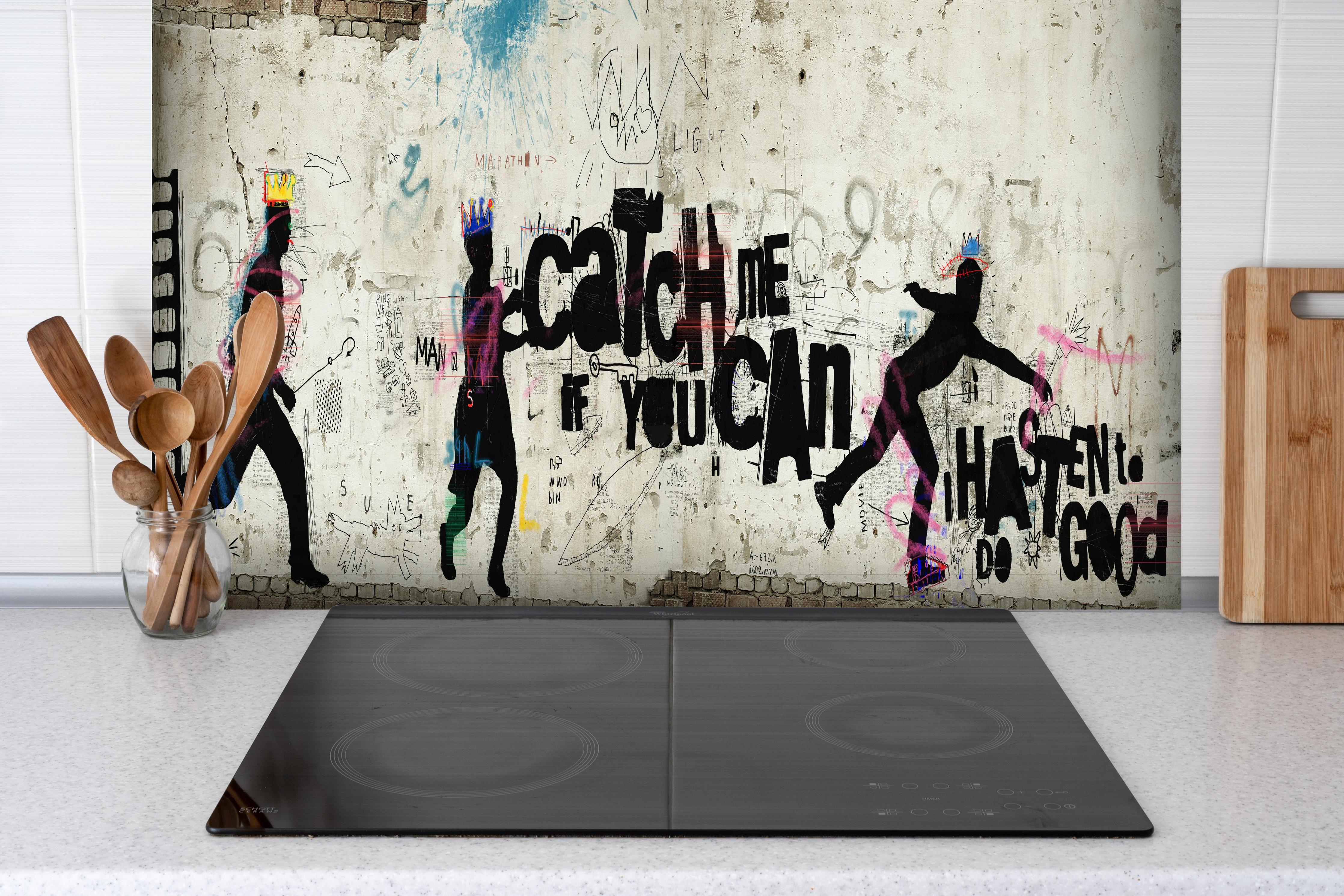 Spritzschutz - Dynamische Street-Art-Läufer Graffiti-Wand hinter einem Cerankochfeld zwischen Holz-Kochutensilien