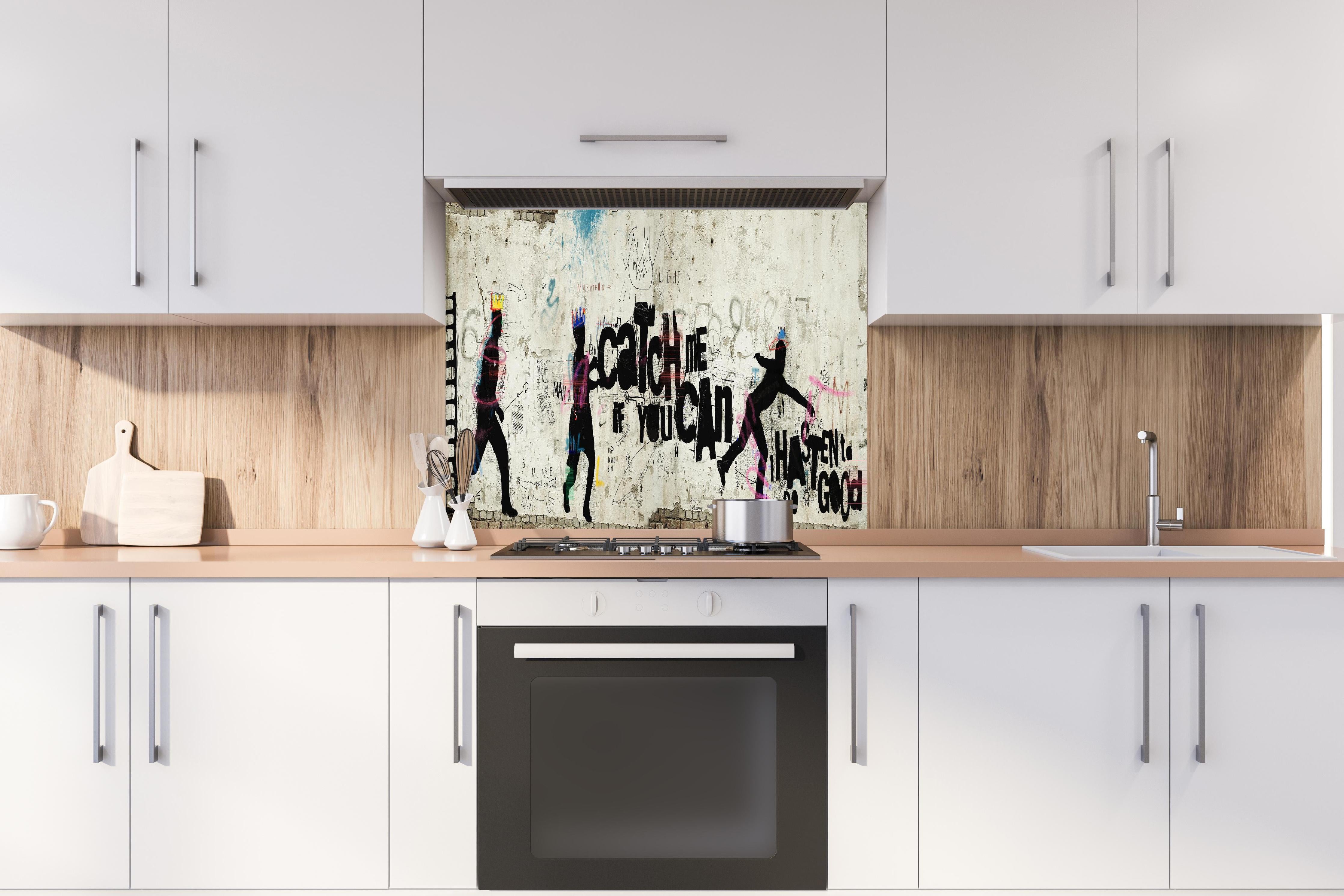Spritzschutz - Dynamische Street-Art-Läufer Graffiti-Wand hinter einem Cerankochfeld zwischen Holz-Kochutensilien