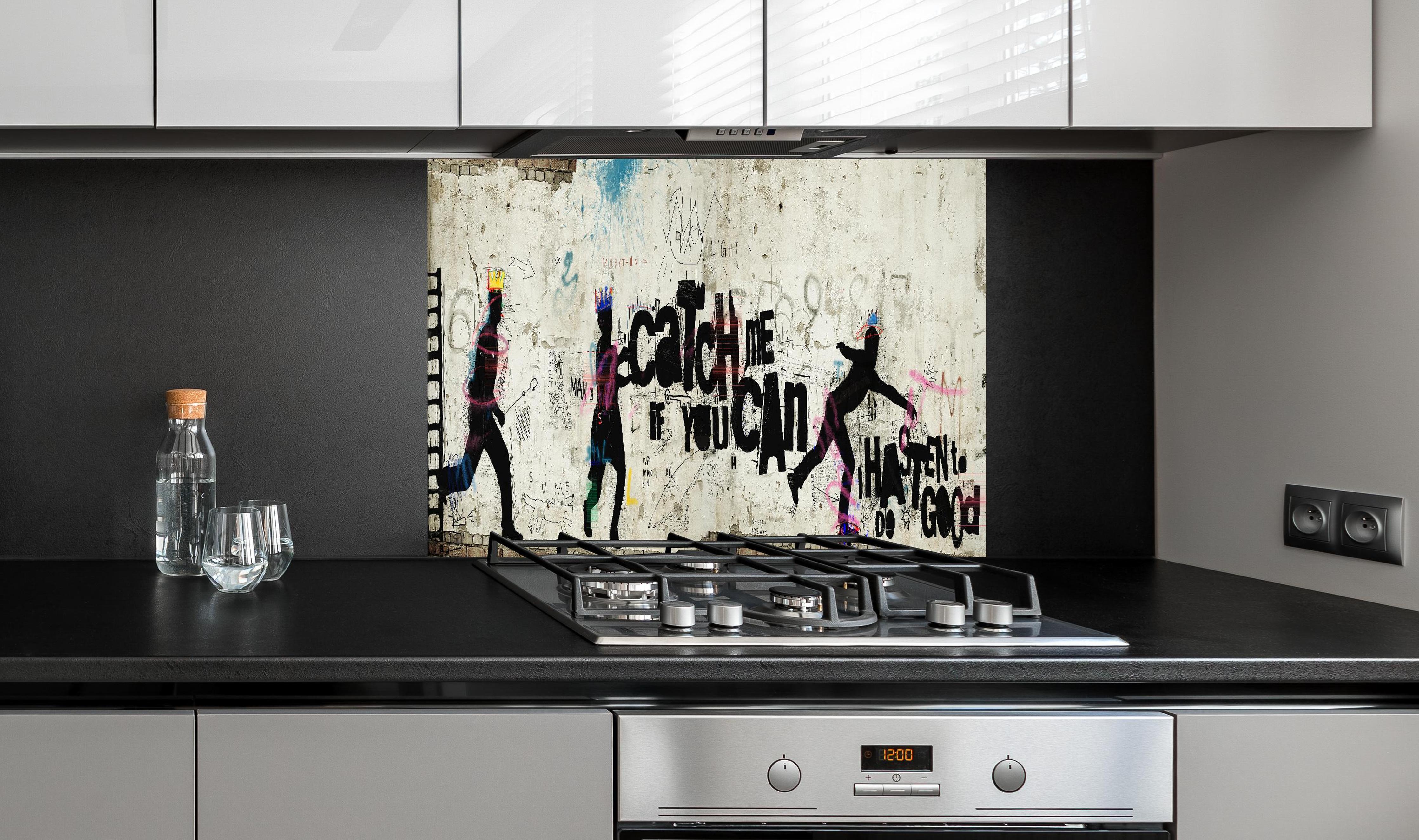 Spritzschutz - Dynamische Street-Art-Läufer Graffiti-Wand hinter einem Cerankochfeld zwischen Holz-Kochutensilien