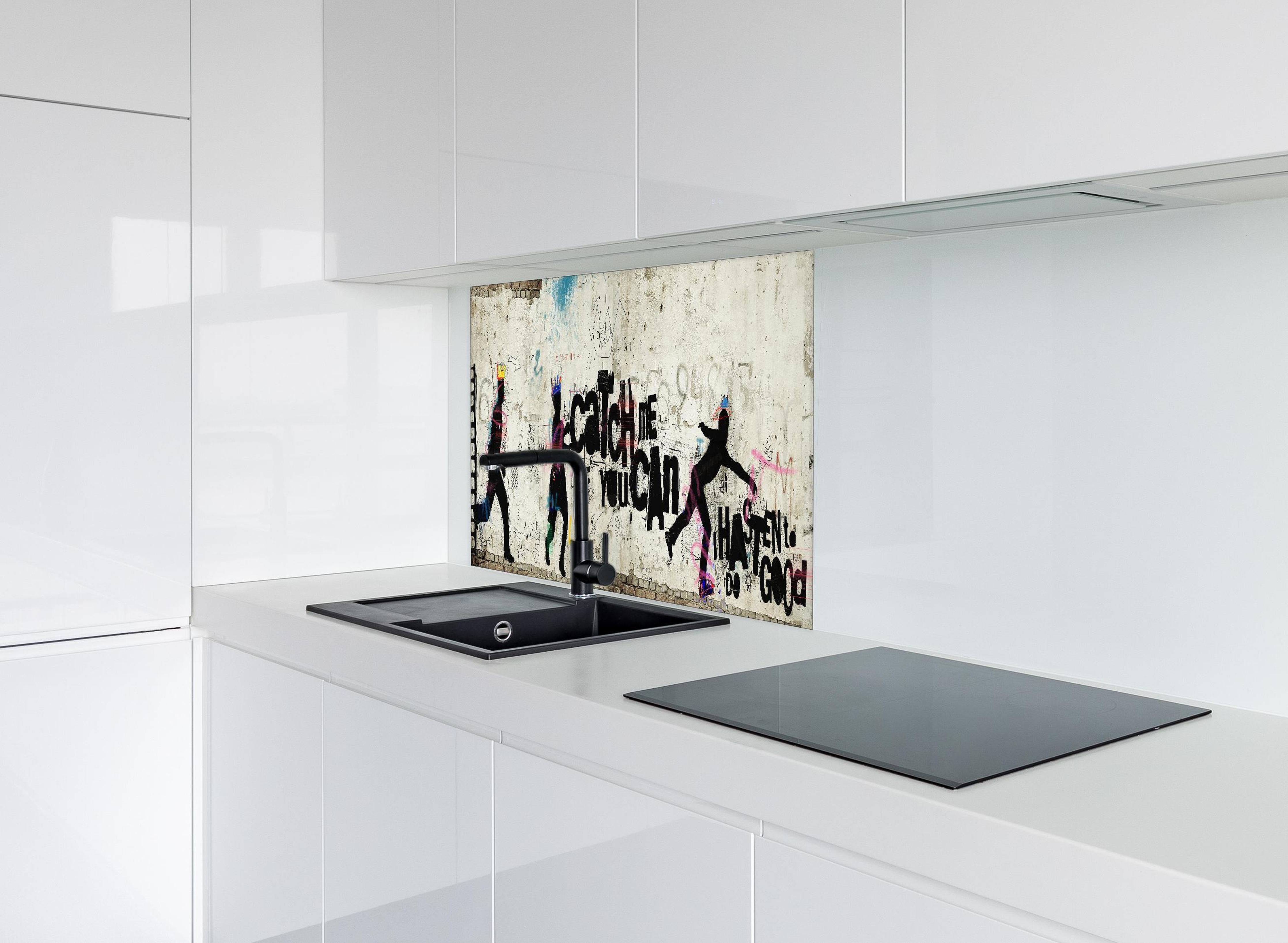 Spritzschutz - Dynamische Street-Art-Läufer Graffiti-Wand hinter einem Cerankochfeld zwischen Holz-Kochutensilien
