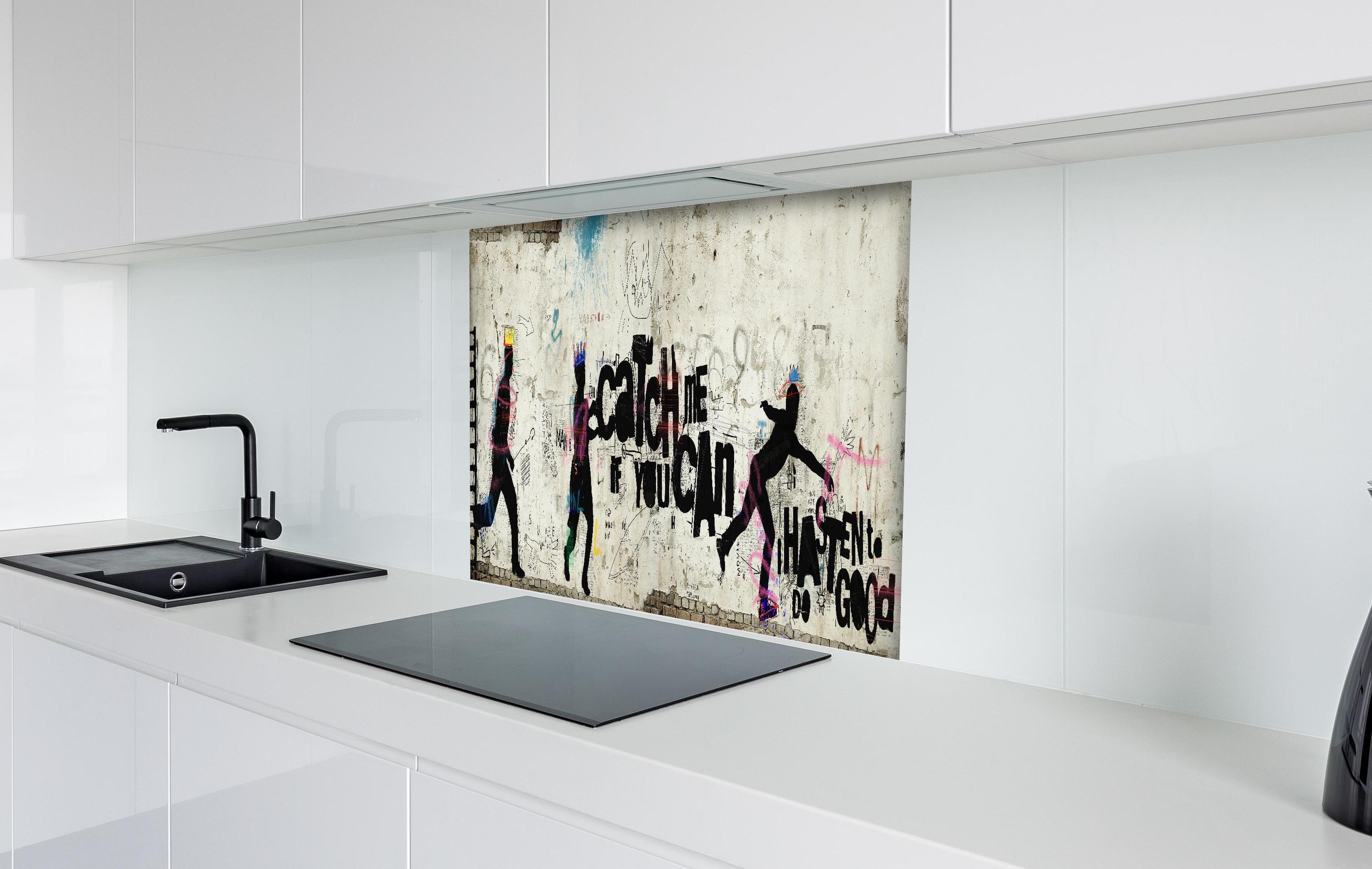 Spritzschutz - Dynamische Street-Art-Läufer Graffiti-Wand hinter einem Cerankochfeld zwischen Holz-Kochutensilien